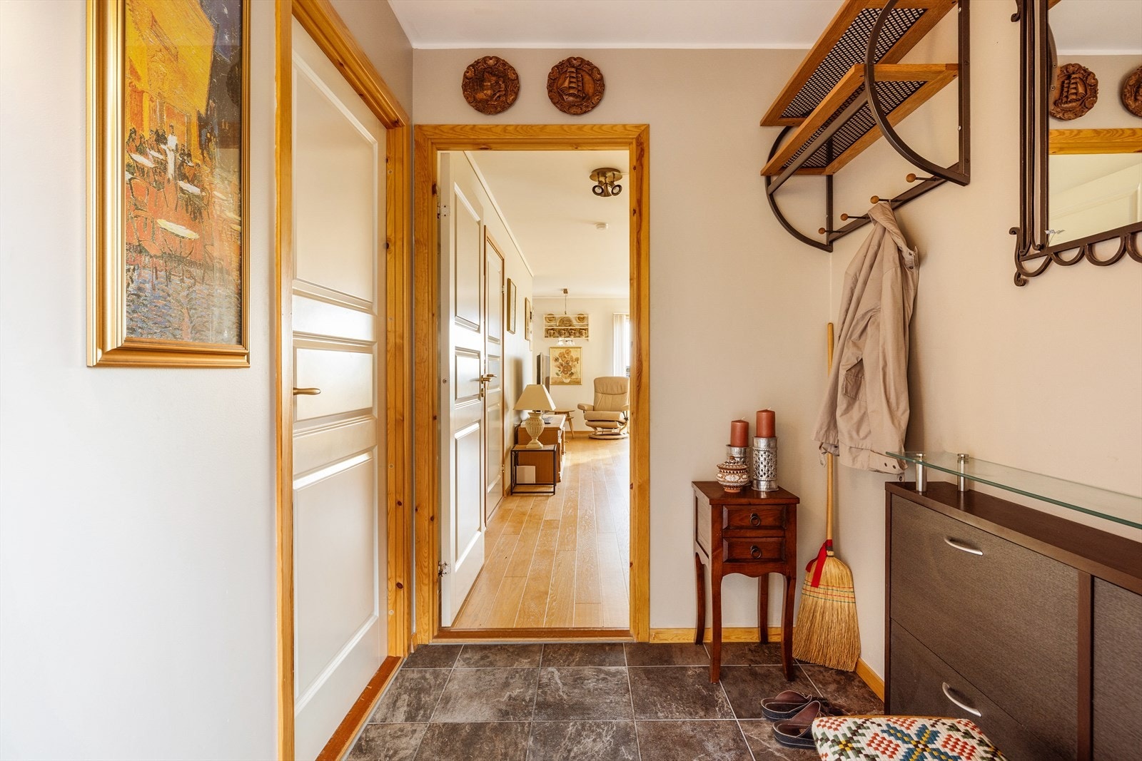 - Du blir ønsket velkommen hjem til en fliselagt entré som måler 3,5m² - Galleribilde