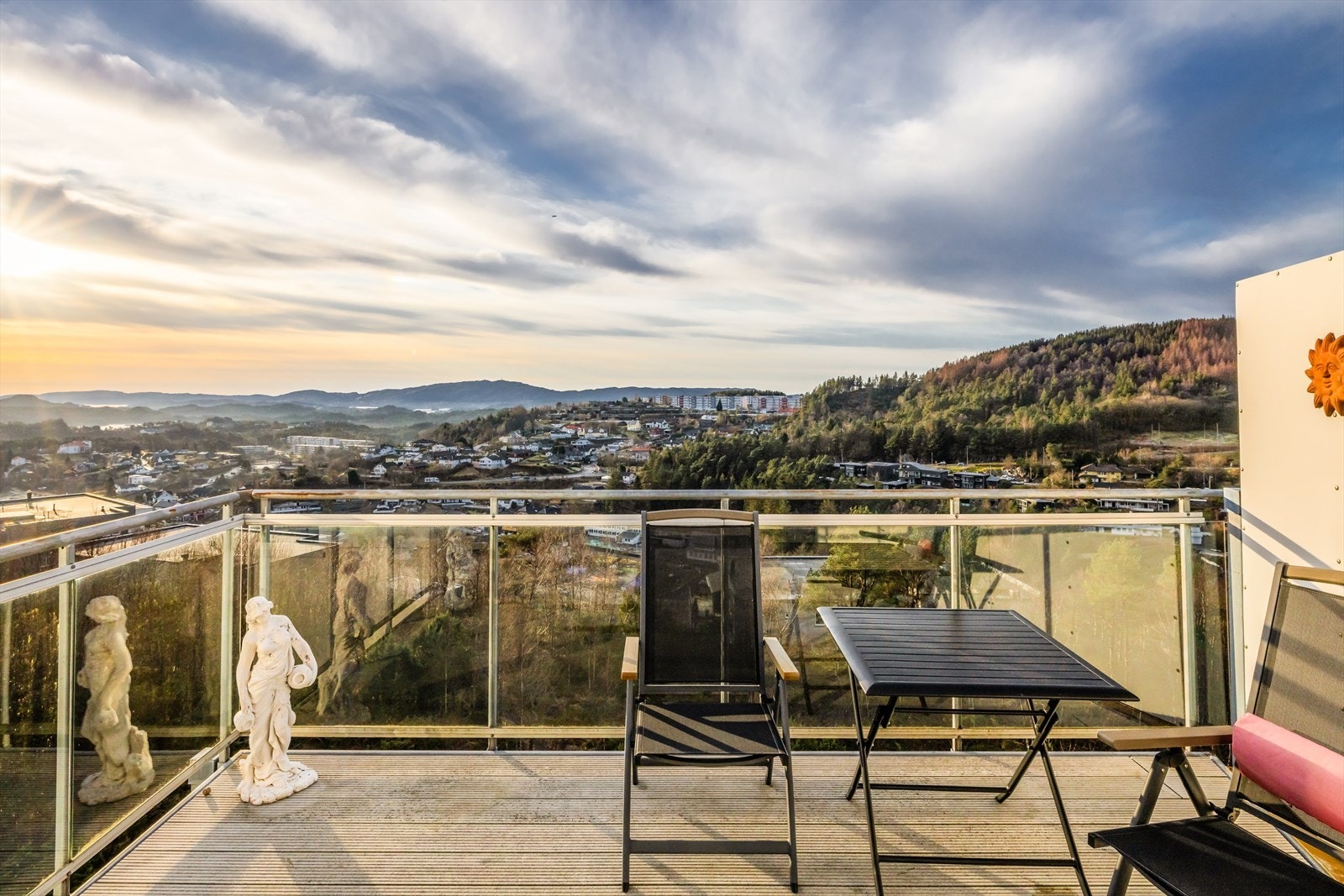 - Den vestvendte balkongen måler hele 13m² og har nydelig utsikt og svært gode solforhold - Galleribilde