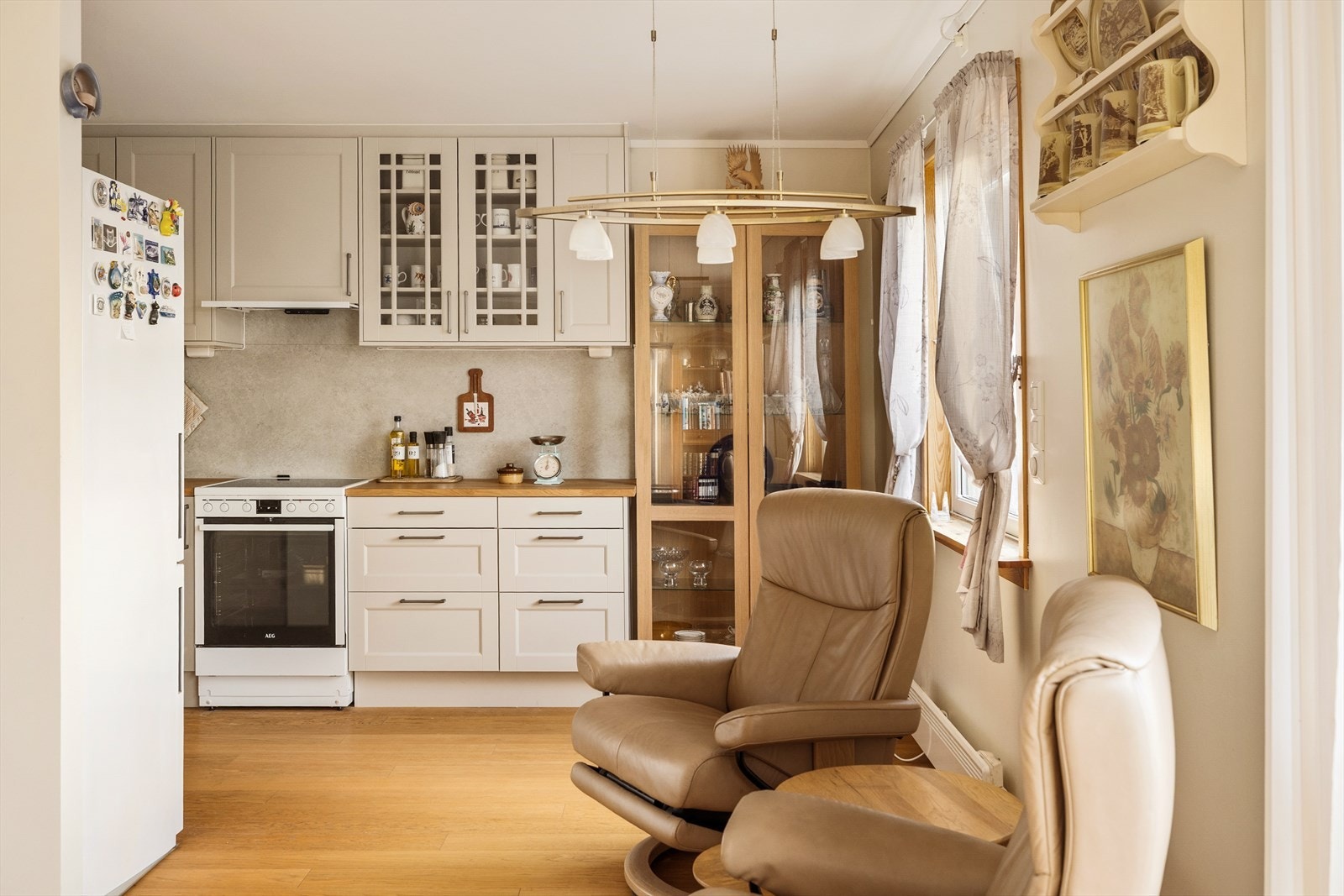 - Her har du mye inkludert i felleskostnadene, blant annet garasje, vedlikeholdsfond, internett, drift og vedlikehold m.m. - Galleribilde