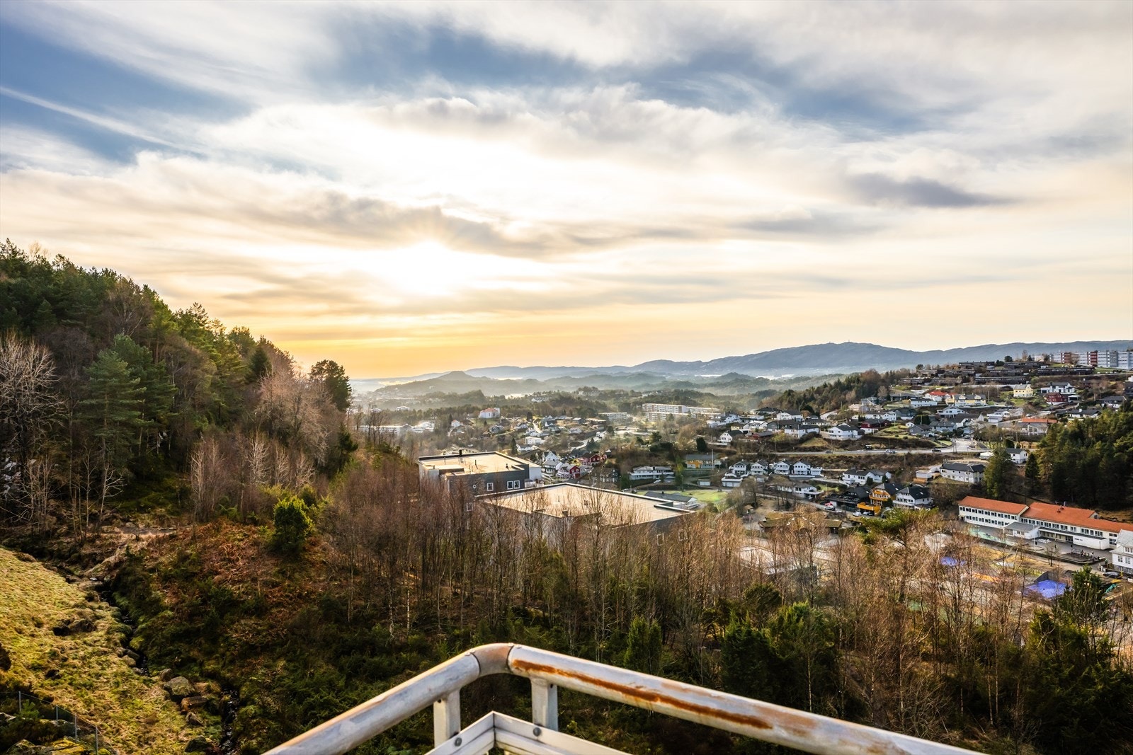 - Nå har du muligheten til å sikre deg en romslig 3-roms i ettertraktede Lyderhornslien 125 - Galleribilde