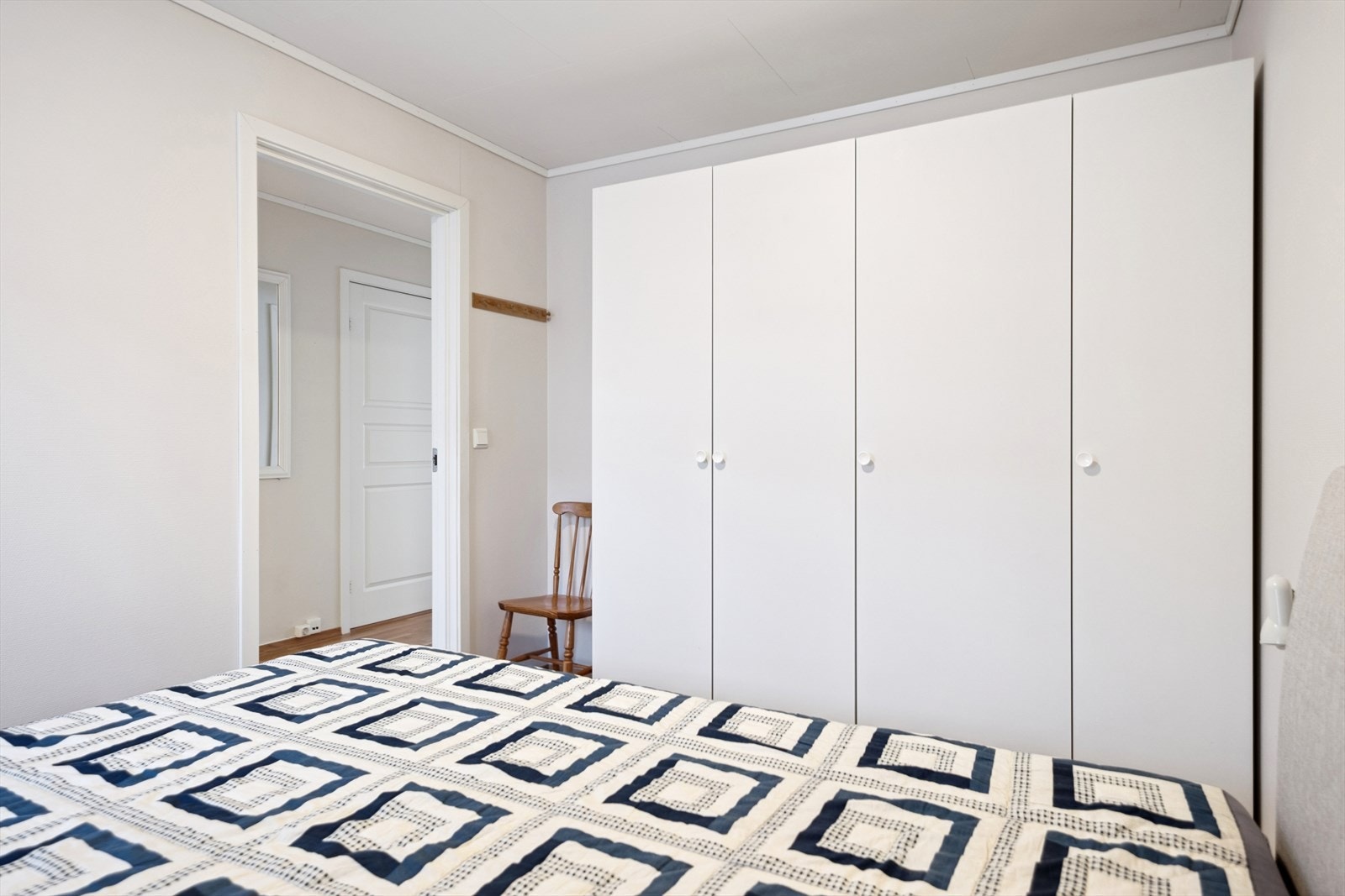 Soverom 1 med garderobe Galleribilde