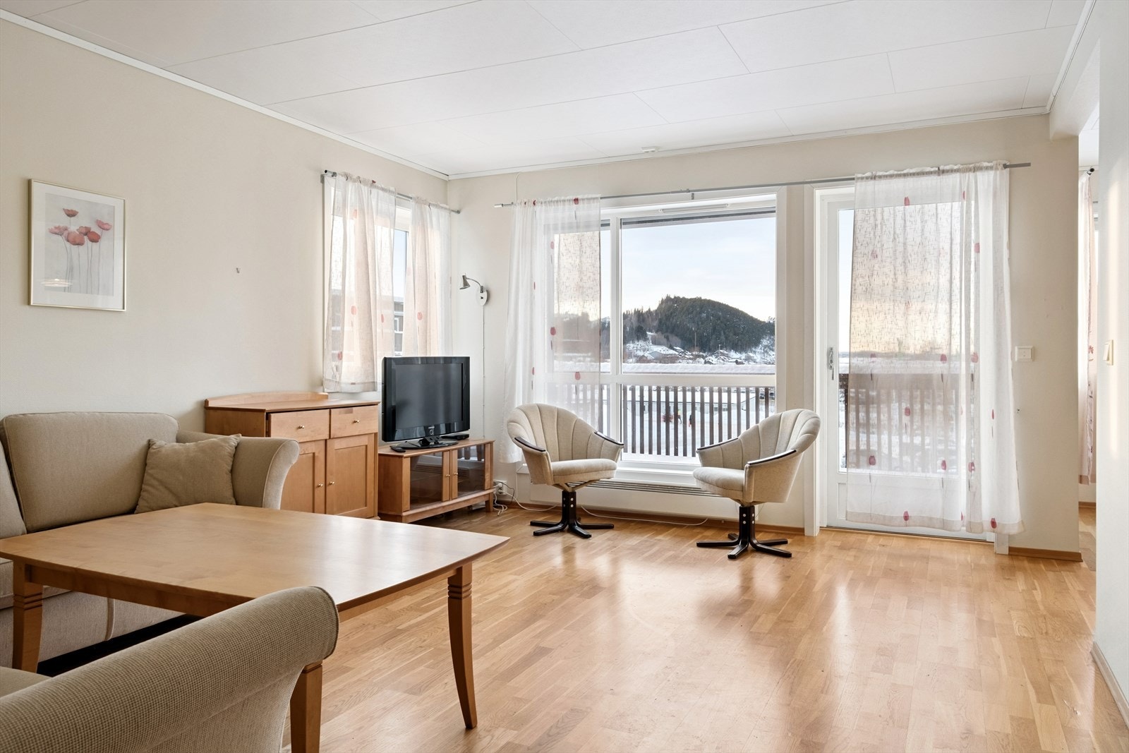 Stue mot terrasse, bra lysinnslipp Galleribilde