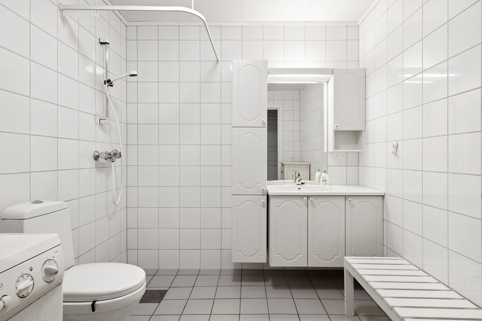 Romslig bad/vaskerom. Varme i gulv Galleribilde