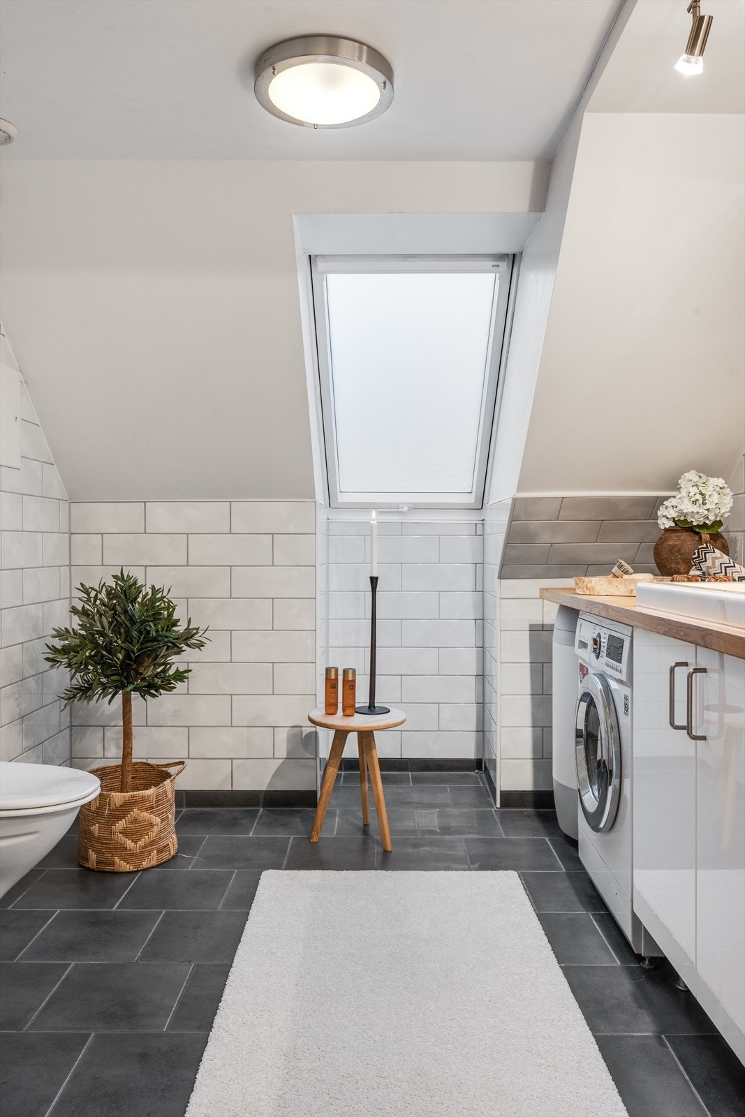 Fullfliset, flott bad med god skapplass Galleribilde