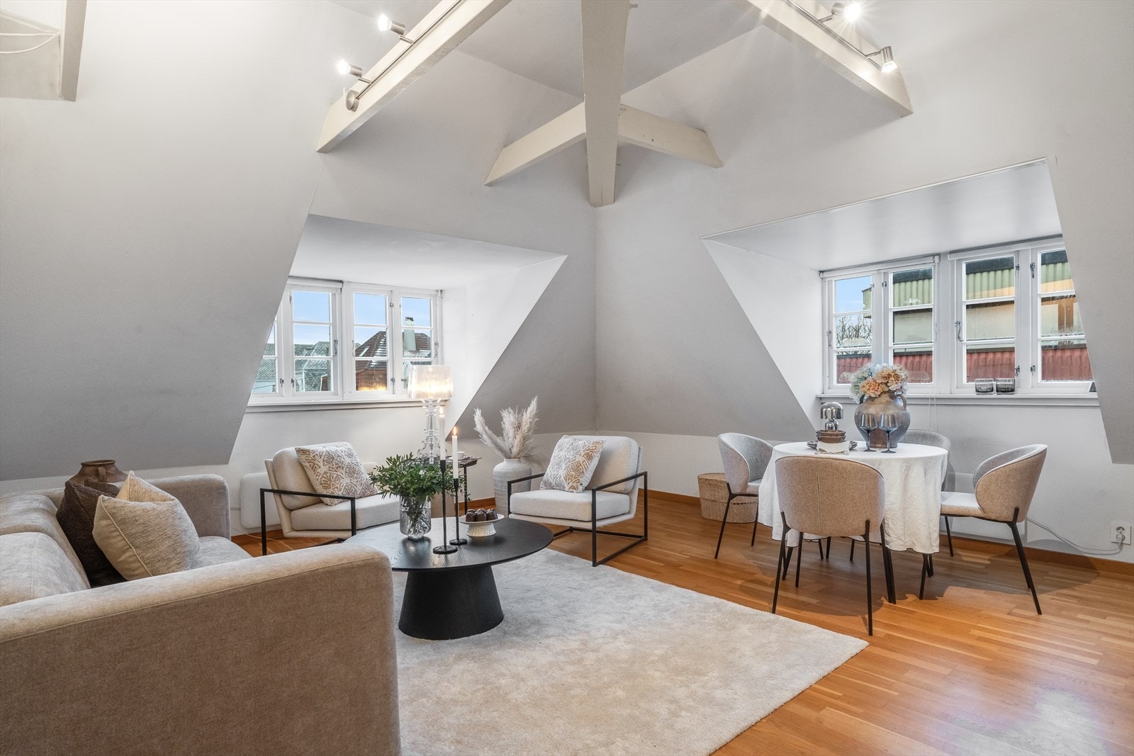 Leiligheten holder en gjennomgående god standard og er moderne og stilfullt innredet Galleribilde