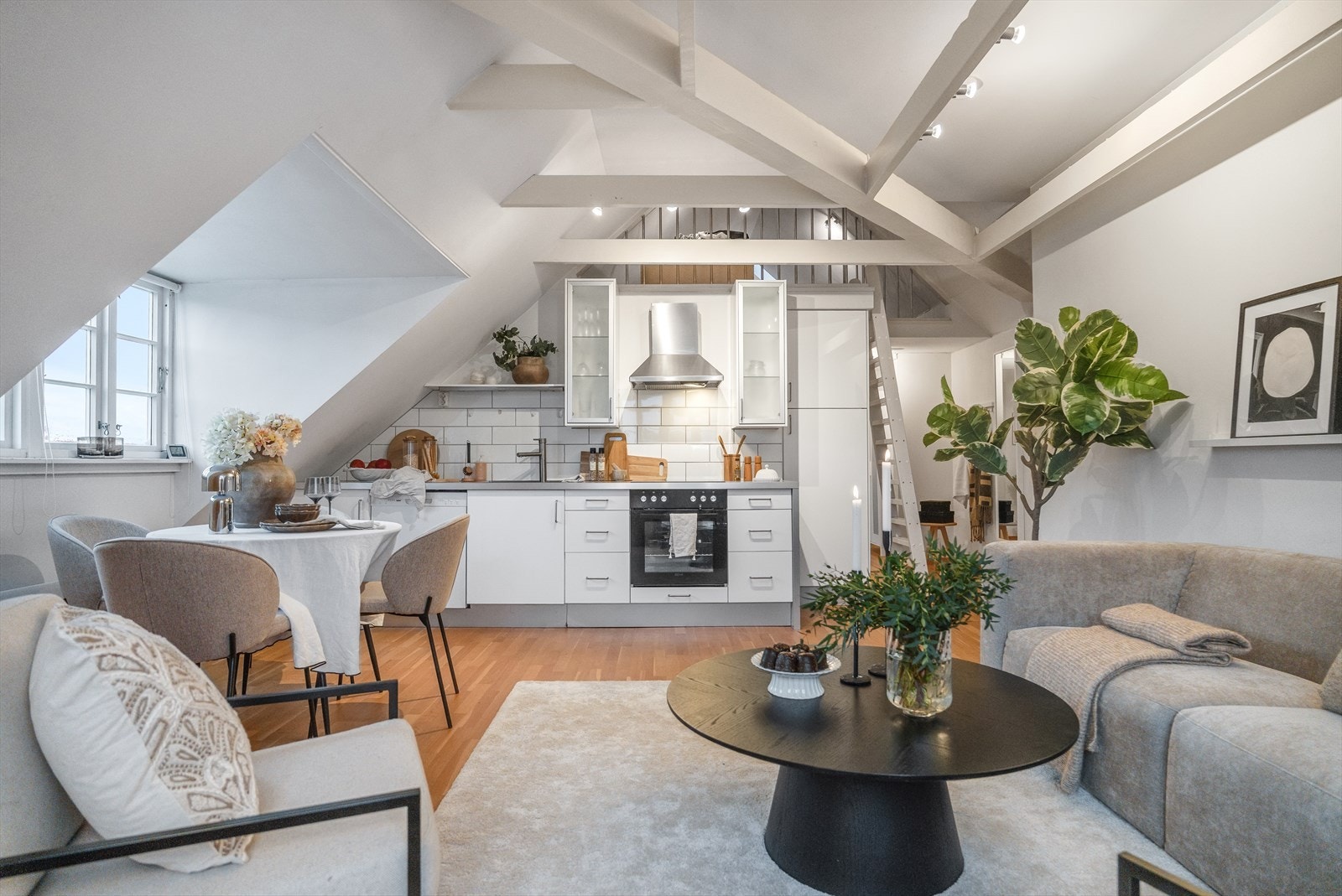 Stue og kjøkken i åpen løsning Galleribilde