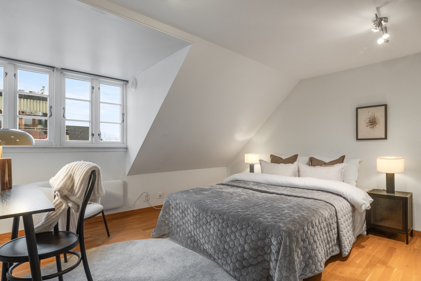 Hovedsoverom har skyvedørsgarderobe med speildører Galleribilde