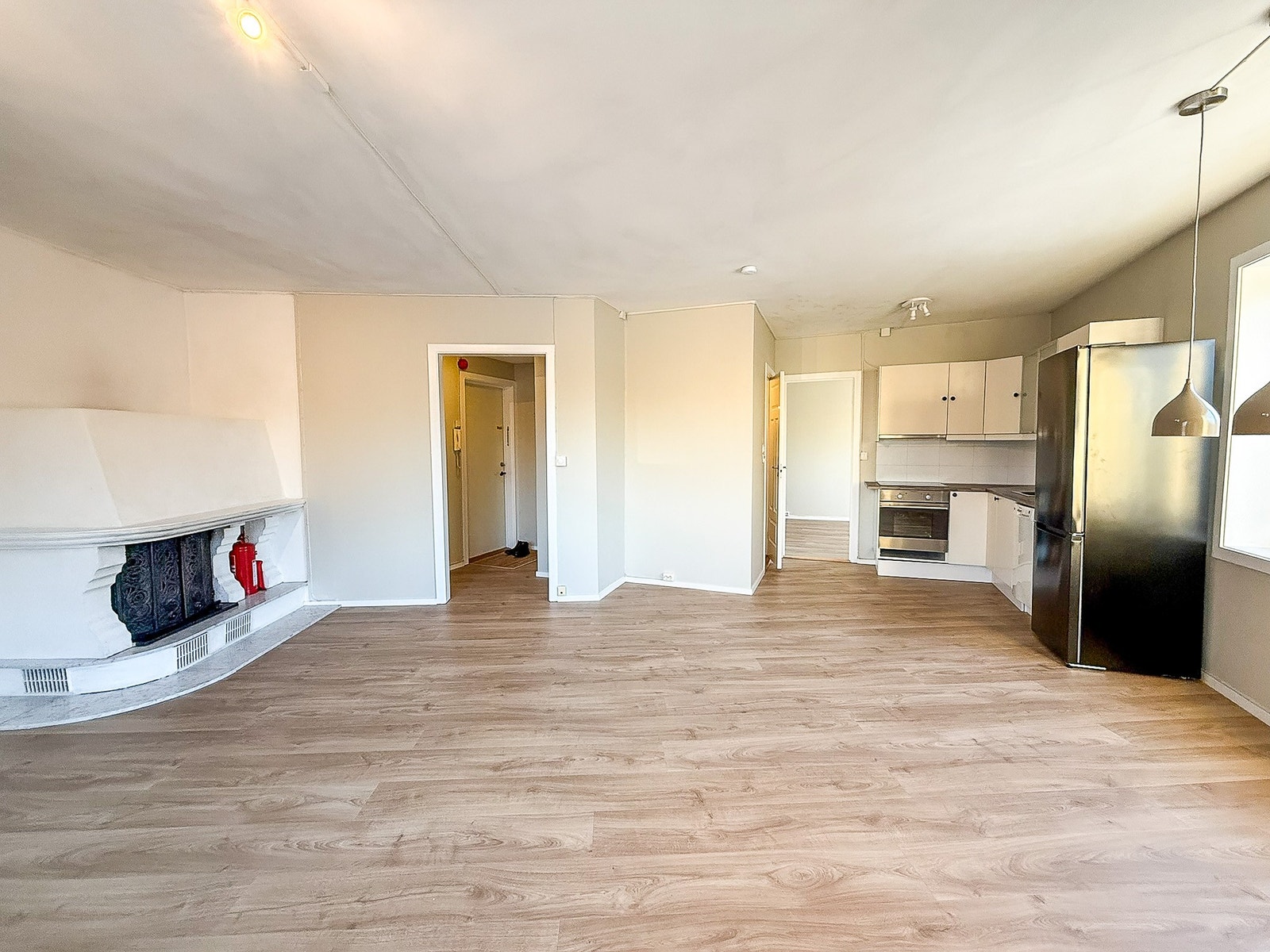 Leiligheten har en stor stue med åpen kjøkkenløsning Galleribilde