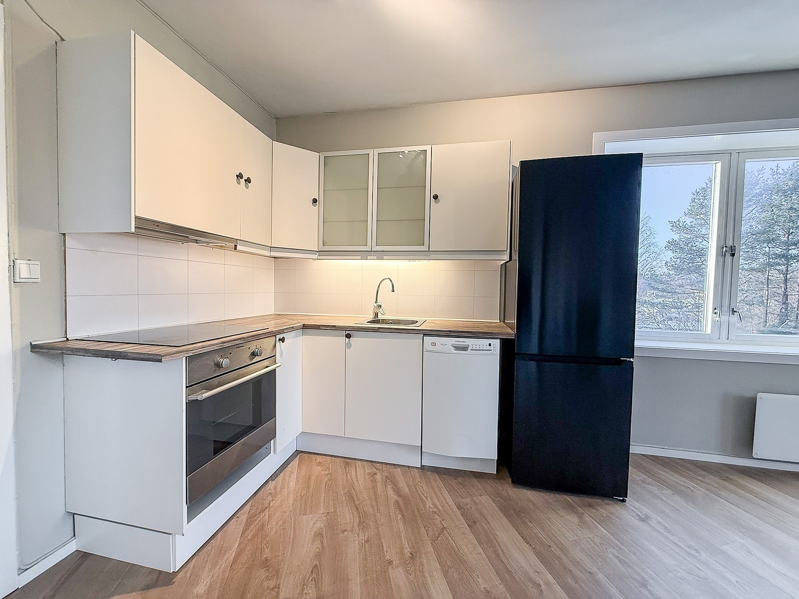 Kjøkken i lyse farger, hvitevarer medfølger! Galleribilde