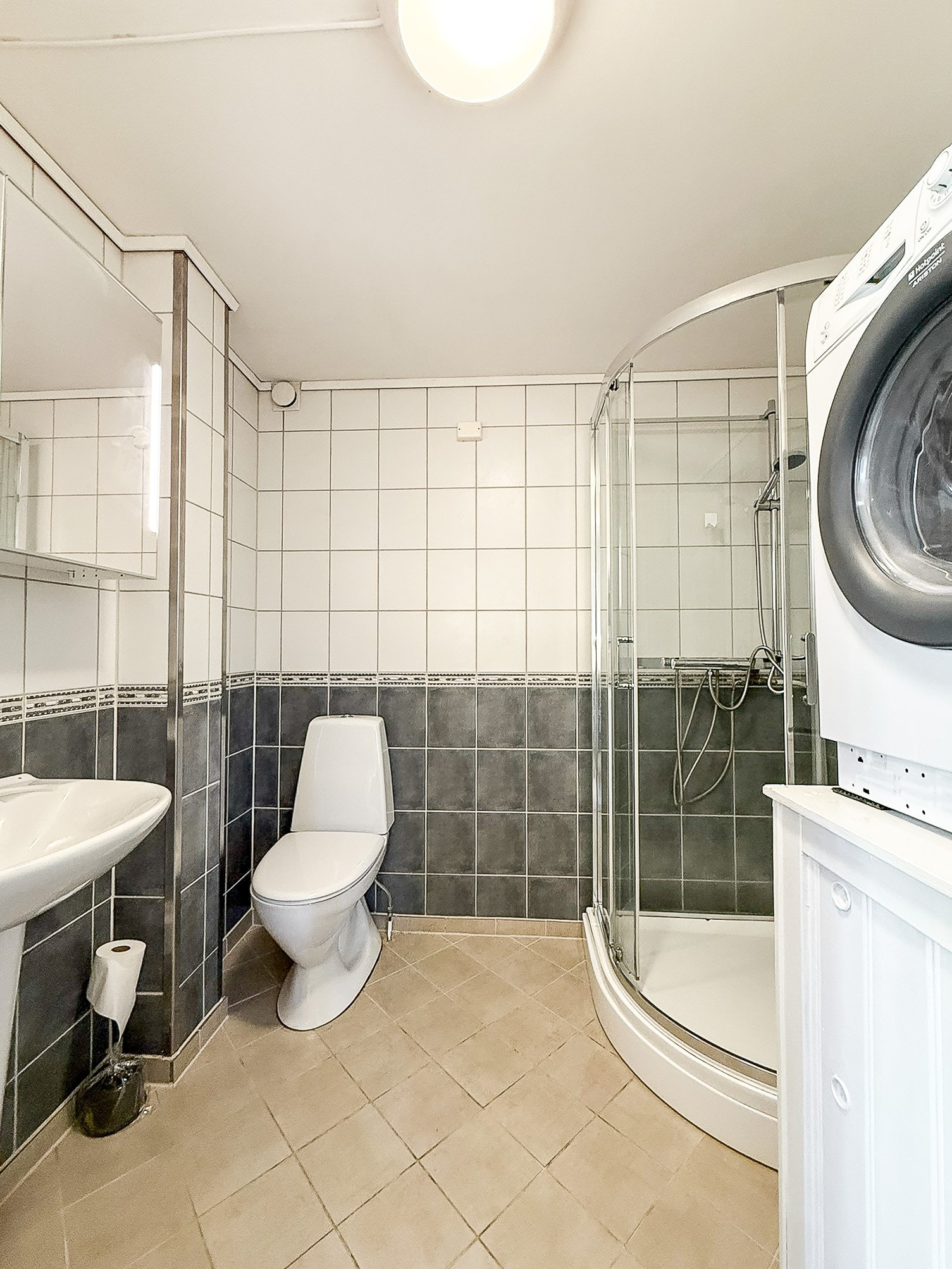 Baderom med dusjkabinett, servant, speilskap og wc Galleribilde