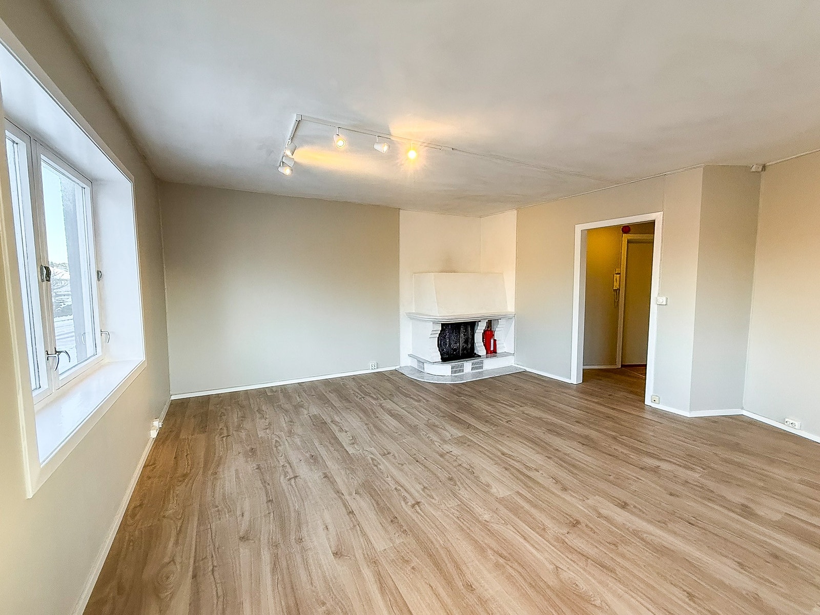 Det er god plass til både sofagrupper, kommoder og spisebord ved siden av kjøkkenet Galleribilde