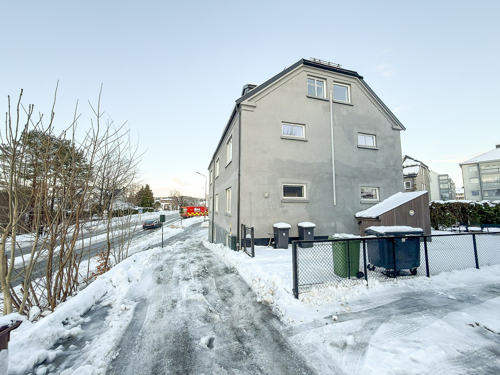 Inngang til bygget via bakgården Galleribilde