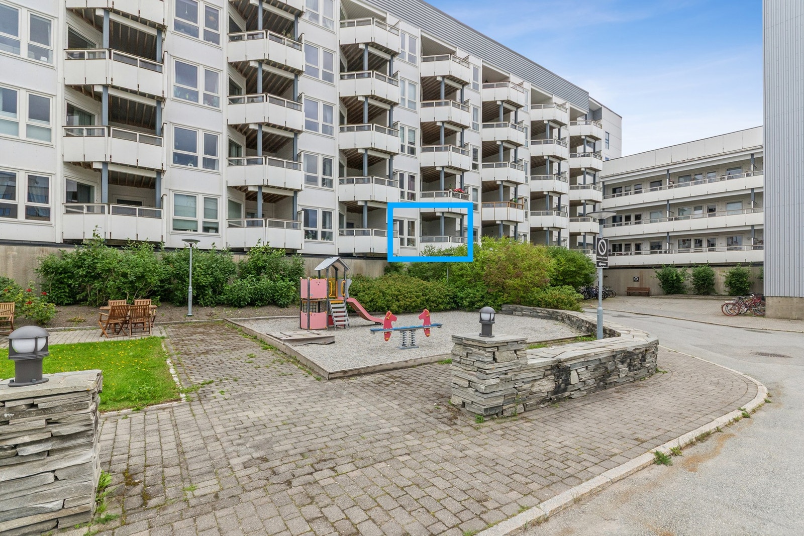 Leiligheten ligger i en høy 1. etasje - kort vei til parkering og sportsbod og ingen innsyn. Galleribilde