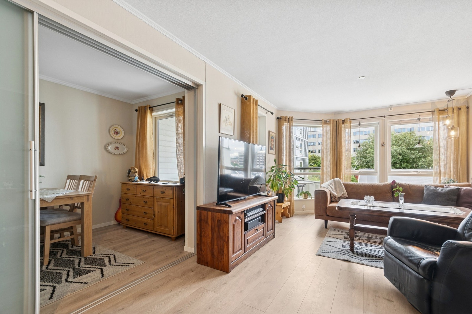 I tilknytning stuen er det minste soverommet, med skyvedør. Som i dag brukes som spisestue. Galleribilde