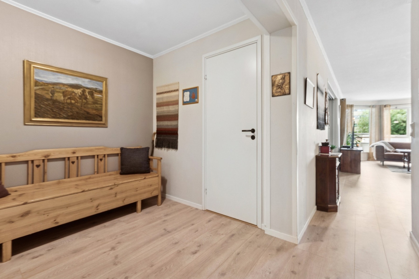 Her er det god plass til garderobeløsning. Her er det også en innvendig bod. Galleribilde