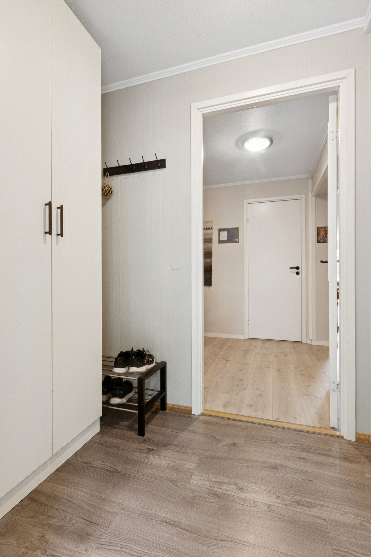 Entré med god armplass og garderobeskap. Galleribilde
