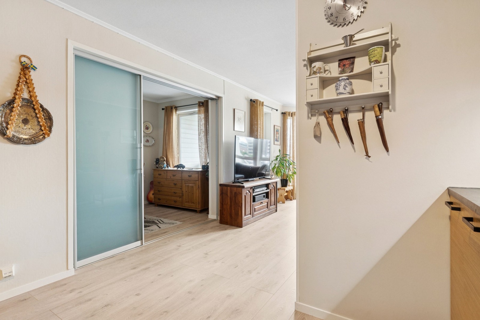 Det er satt opp en lettvegg mellom stue og kjøkken. Galleribilde