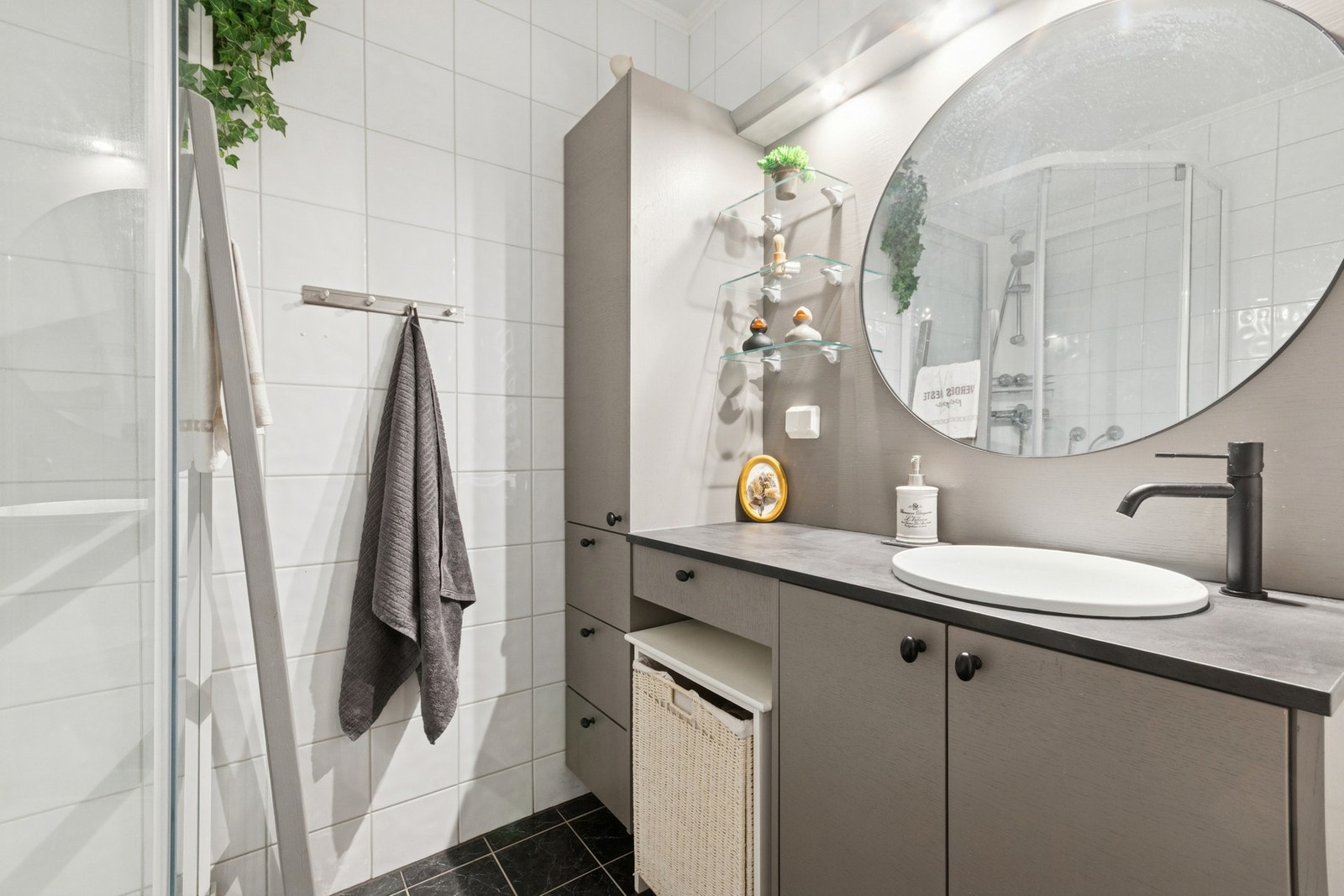 Flislagt bad fra byggeår, modernisert med ny innredning og kabinett. Galleribilde