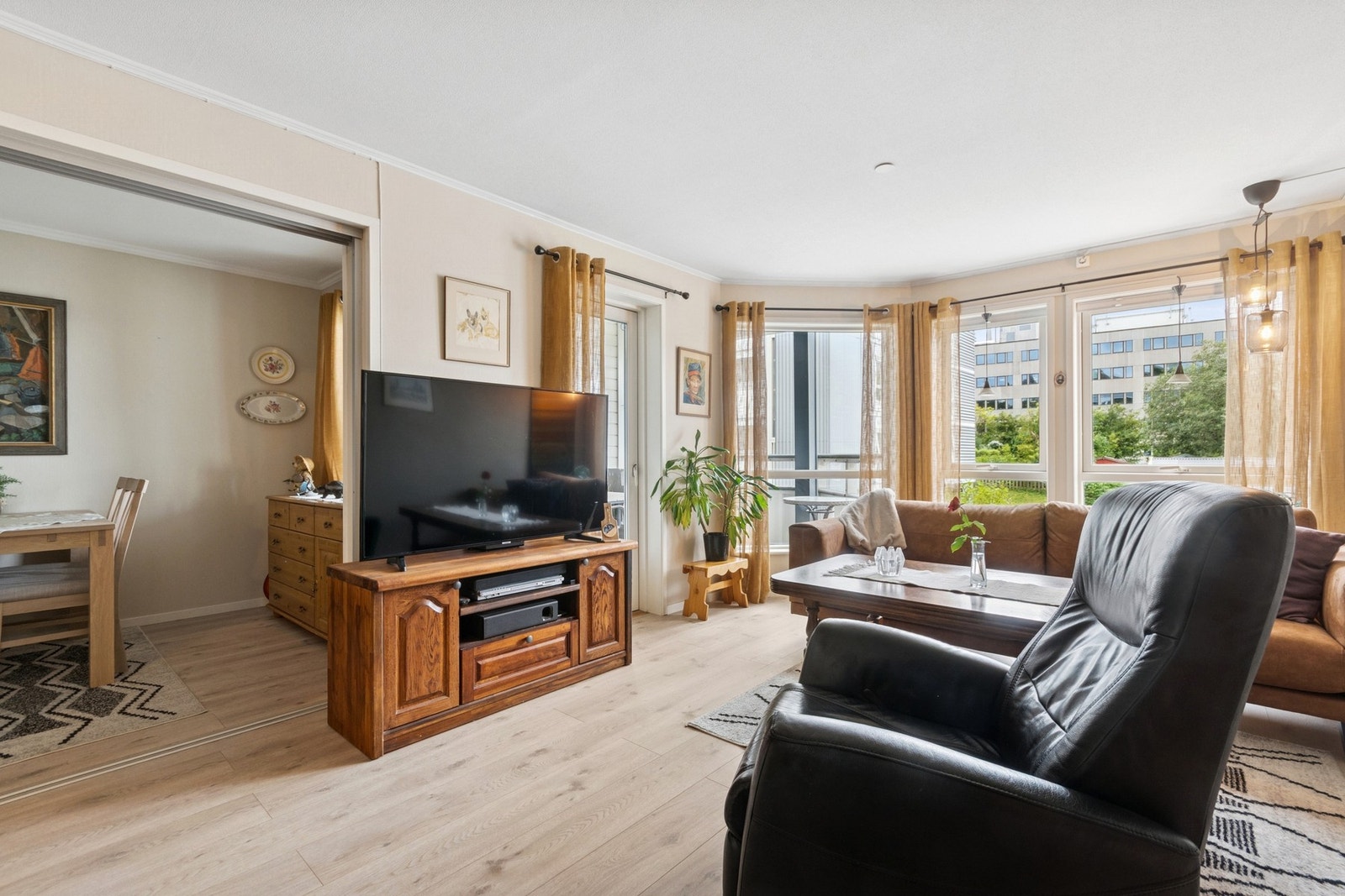 Leiligheten oppleves innbydende med kosmetiske modernisering og oppgradert kjøkken og bad i nyere tid. Galleribilde