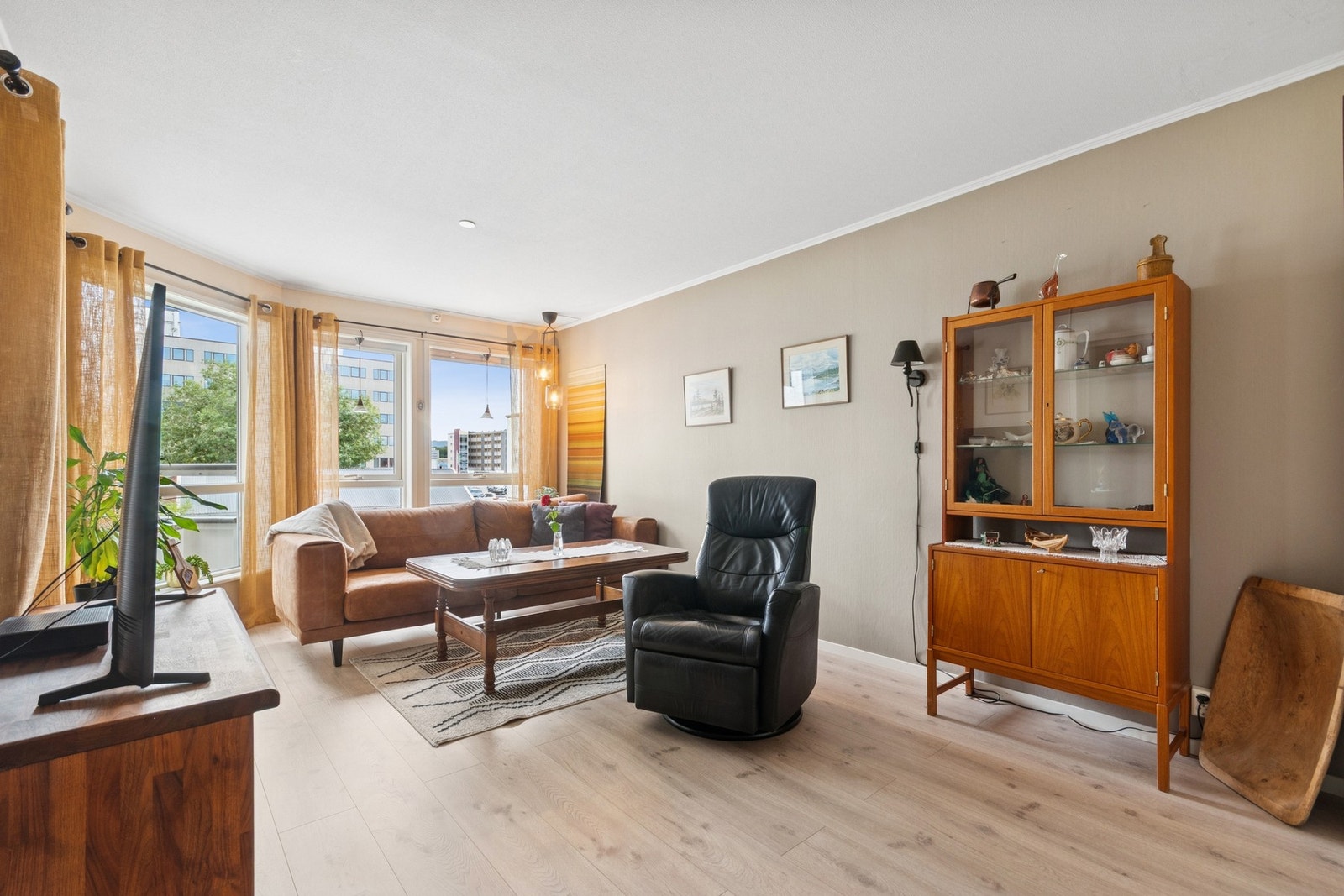 Fra stuen er det utgang til en hyggelig balkong. Galleribilde