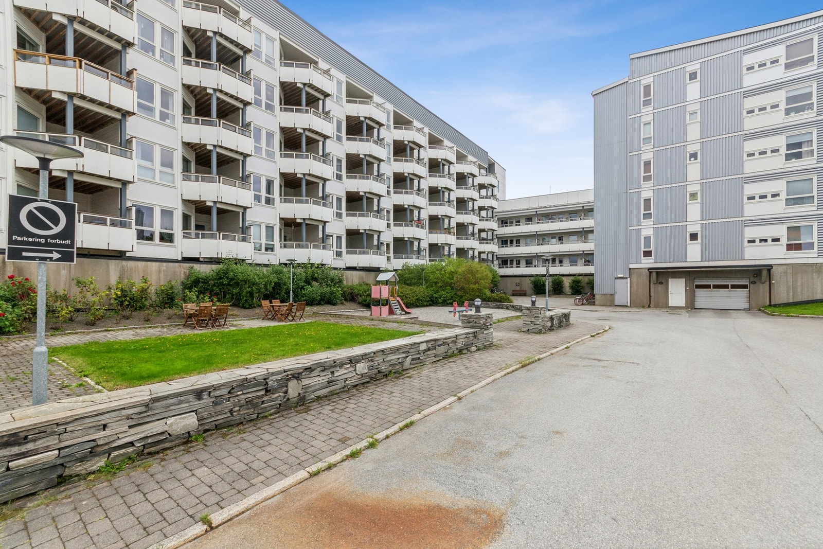 Parkering i garasjekjeller hvor det er lagt til rette for el-billader. Det er flere utvendige gjesteparkeringer. Galleribilde