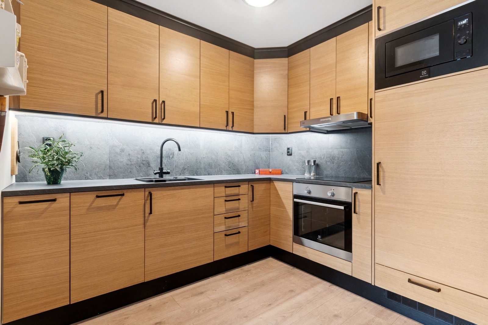 Lekkert kjøkken med integrerte hvitevarer. Galleribilde