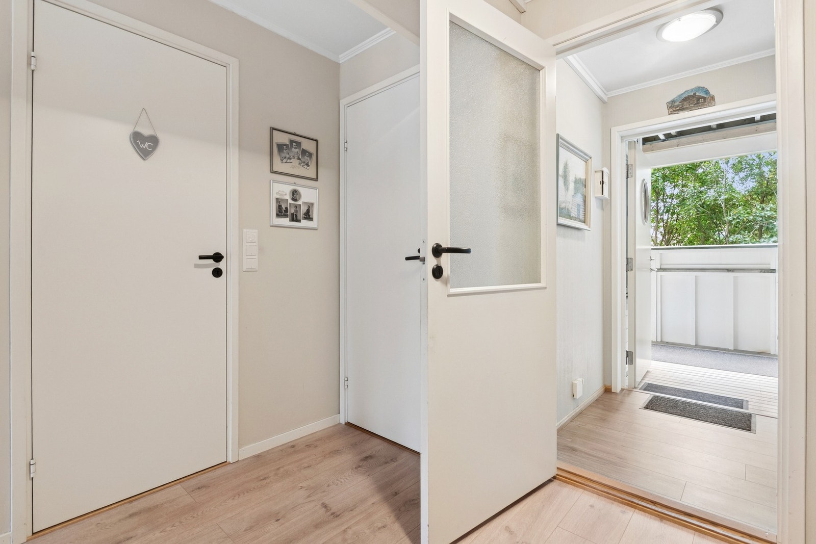 Videre inn kommer man til en praktisk mellomgang. Galleribilde