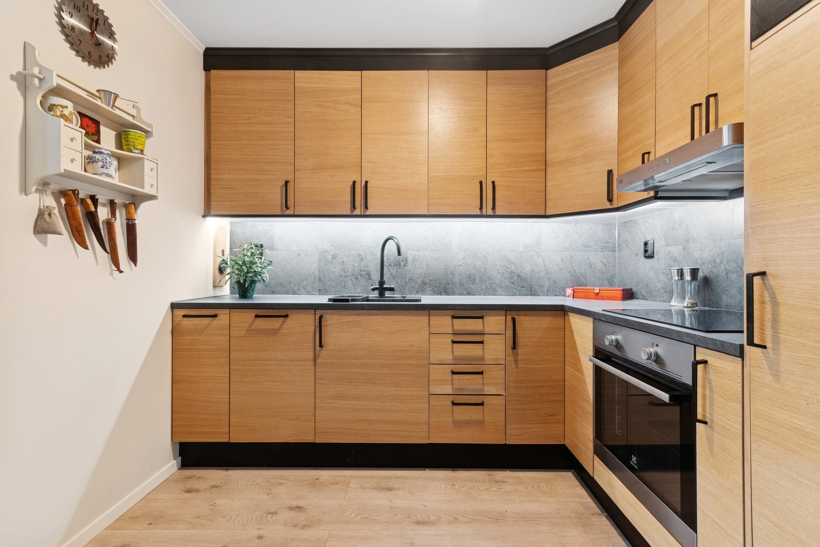 Godt med skap- og benkeplass. Galleribilde