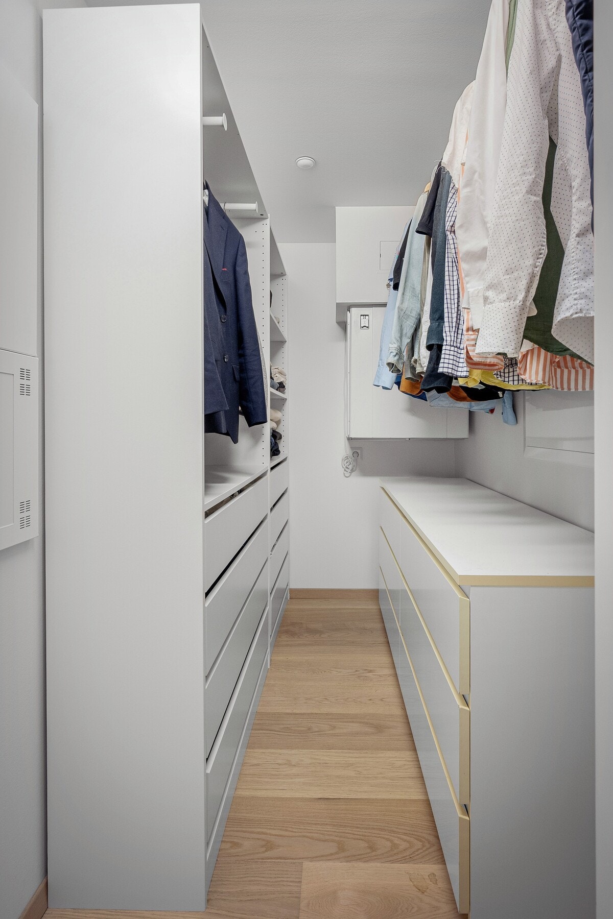 En praktisk bod i leiligheten gir mulighet for innredning av omklednings rom eller rikelig med oppbevaringsplass. Galleribilde