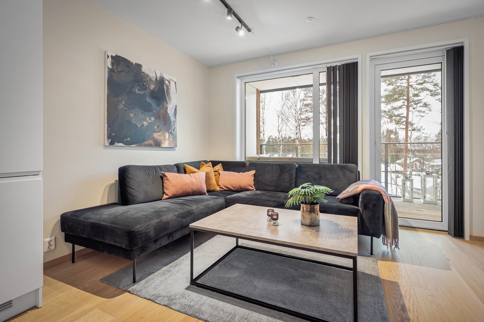 Leiligheten byr på en lys og moderne stue med store vindusflater og direkte utgang til balkong. Galleribilde