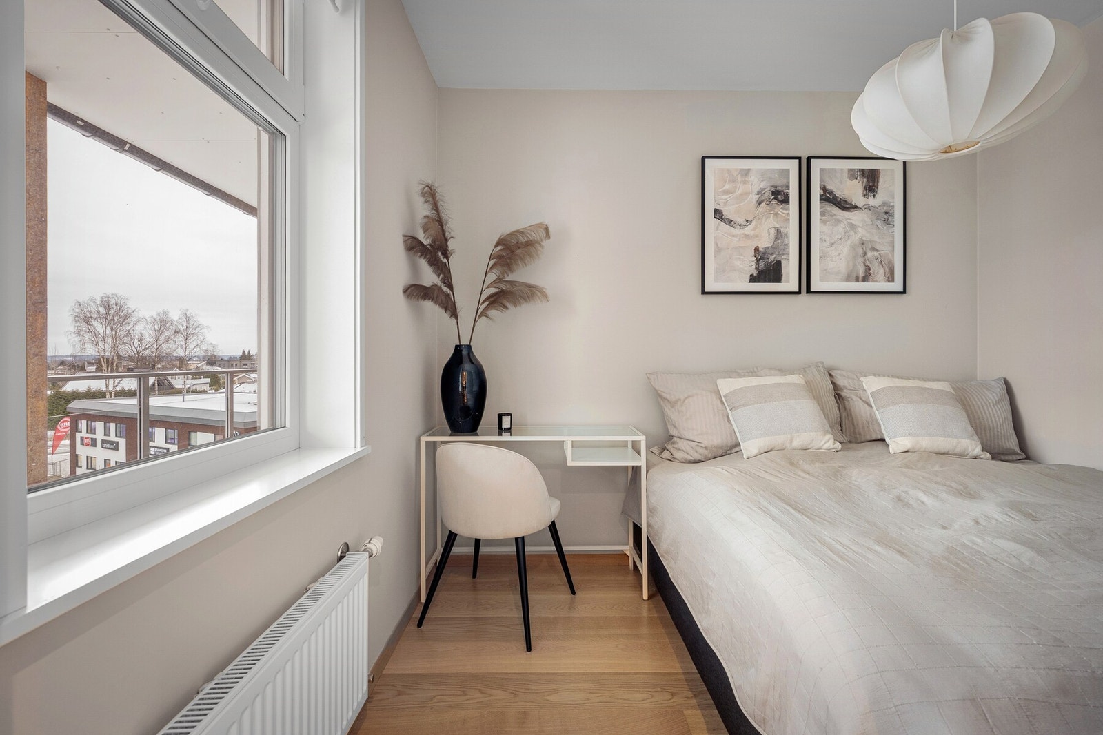 Leiligheten byr på et hjemmekoselig og lunt soverom med oppbevarings muligheter og utsikt. Galleribilde