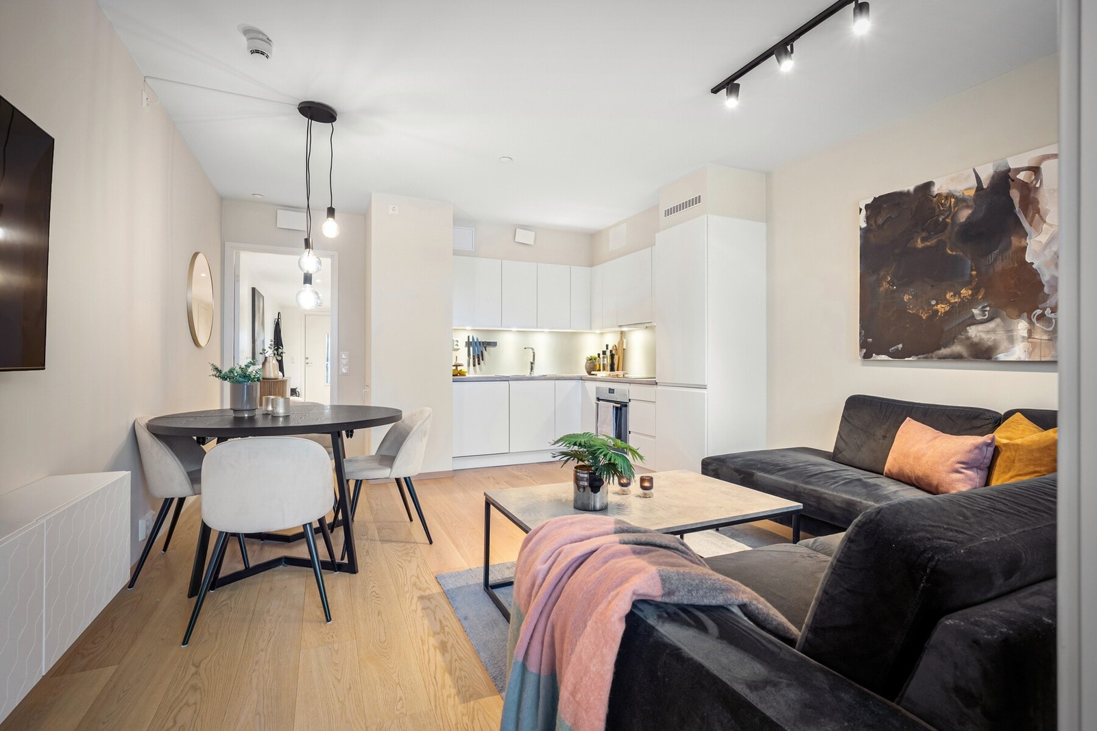 Leilighet ligger i et sentralt og ettertraktet område nær Ski sentrum. Galleribilde