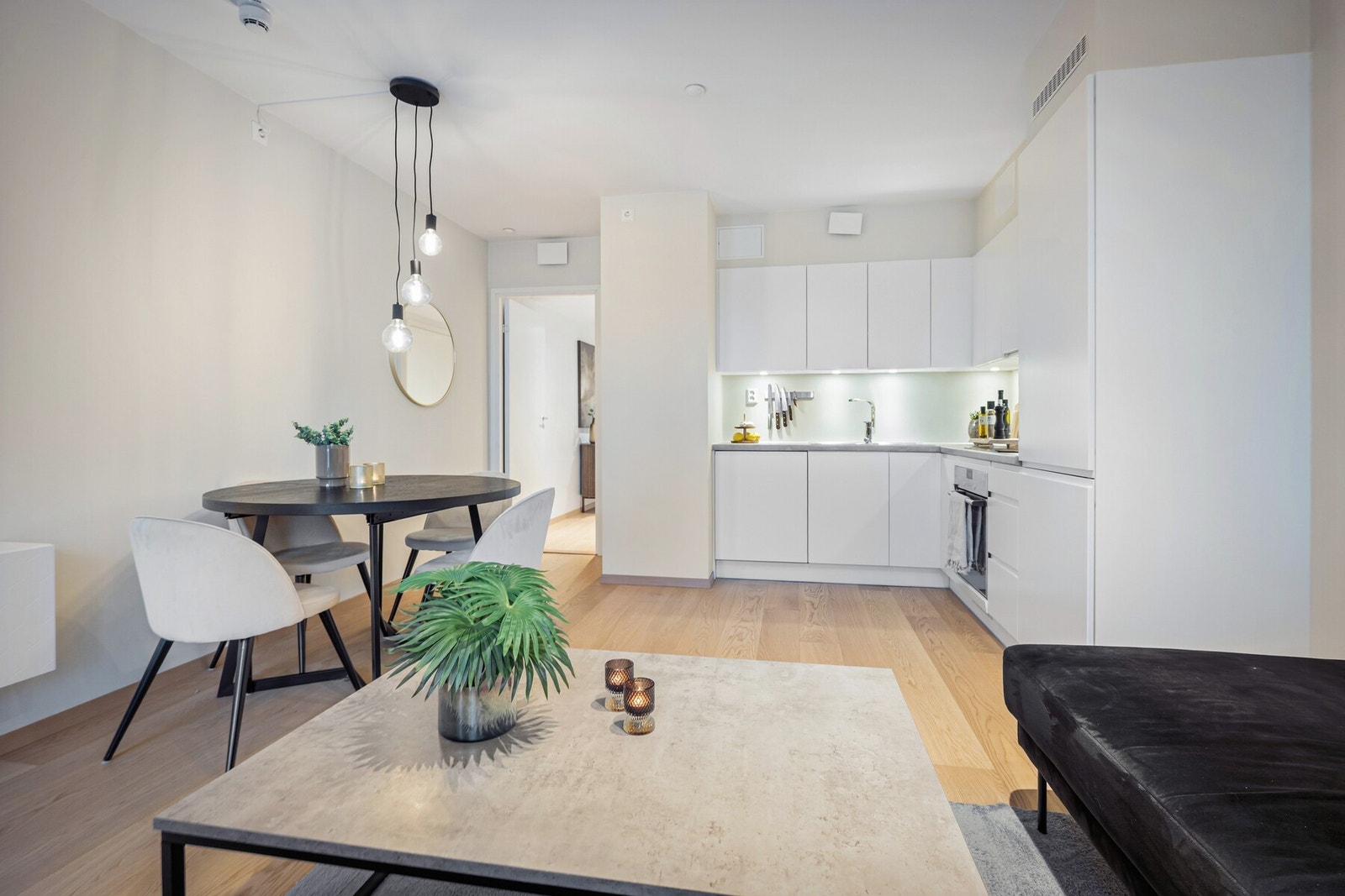 Den åpne stue og kjøkkenløsningen er en perfekt løsningen for å invitere til koselig selskap med venner eller familie. Galleribilde