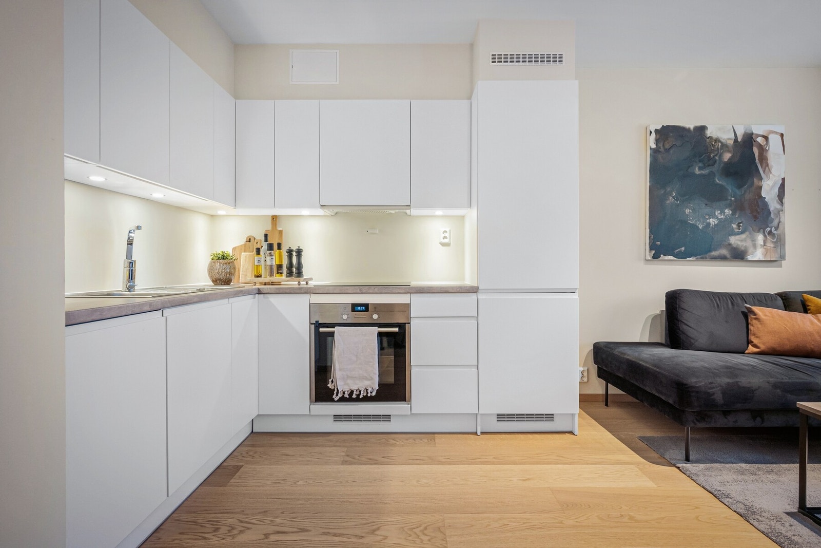 Kjøkkenet er lyst og tidløst, samtidig byr det på rikelig med skapplass og integrerte hvitevarer. Galleribilde