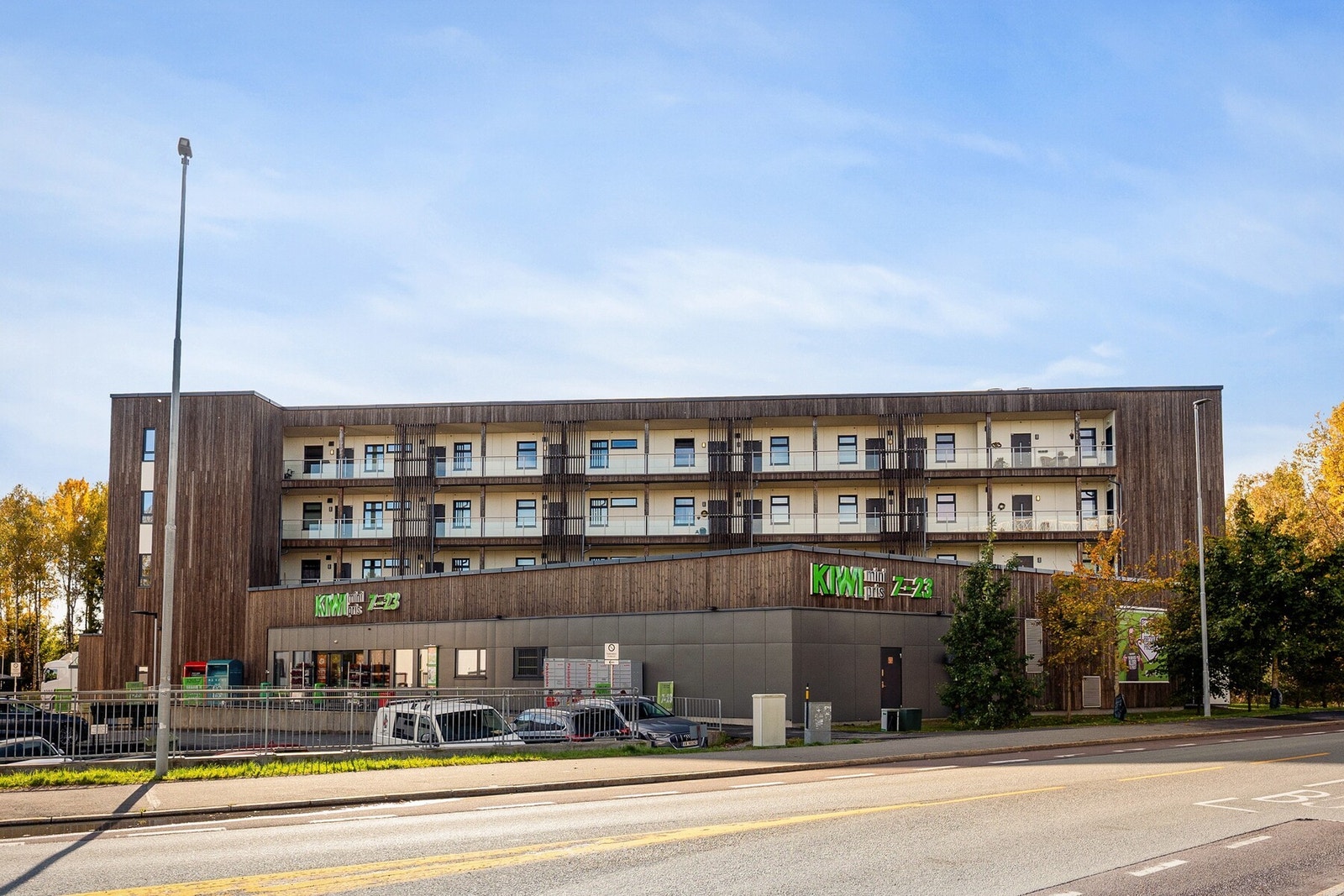 Nærmeste bussholdeplass ligger kun 1 minutt unna og har hyppige avganger til Ski sentrum, der ifra kan du ta Follobanen til Oslo på kun 12. minutter Galleribilde