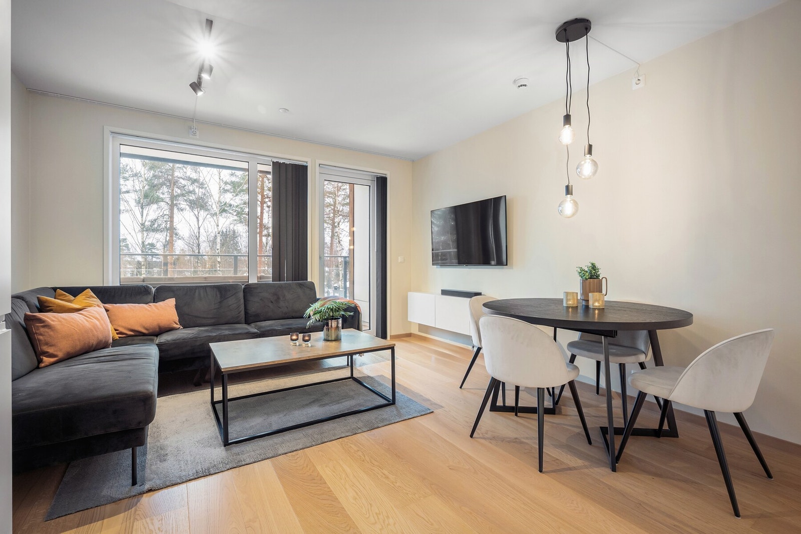 Stuen har god plass til en koselig sittegruppe, og med flott utsyn blir dette et perfekt samlingspunkt for vennegjengen. Galleribilde