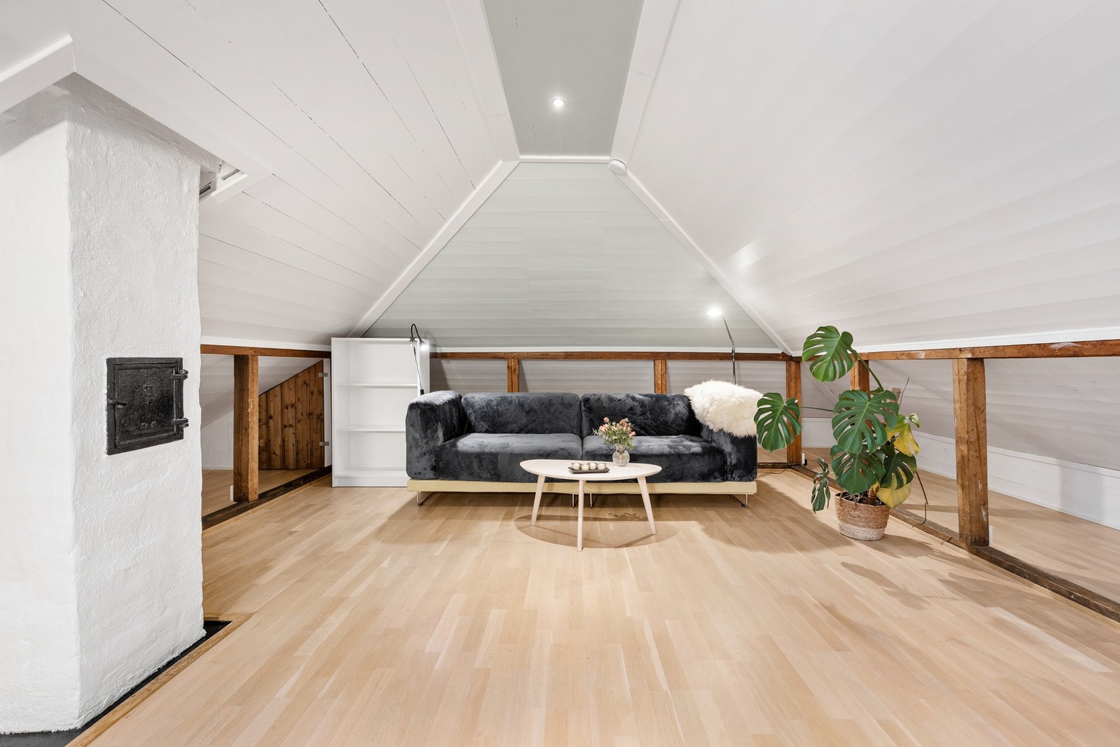 Loftsrommet er i dag innredet som stue og toalettrom, men er ikke godkjent for varig opphold Galleribilde