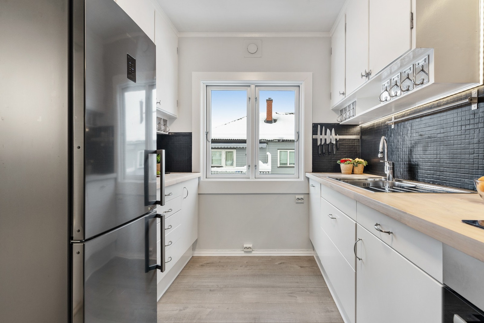 Innredningen har integrert oppvaskmaskin, platetopp og stekeovn Galleribilde