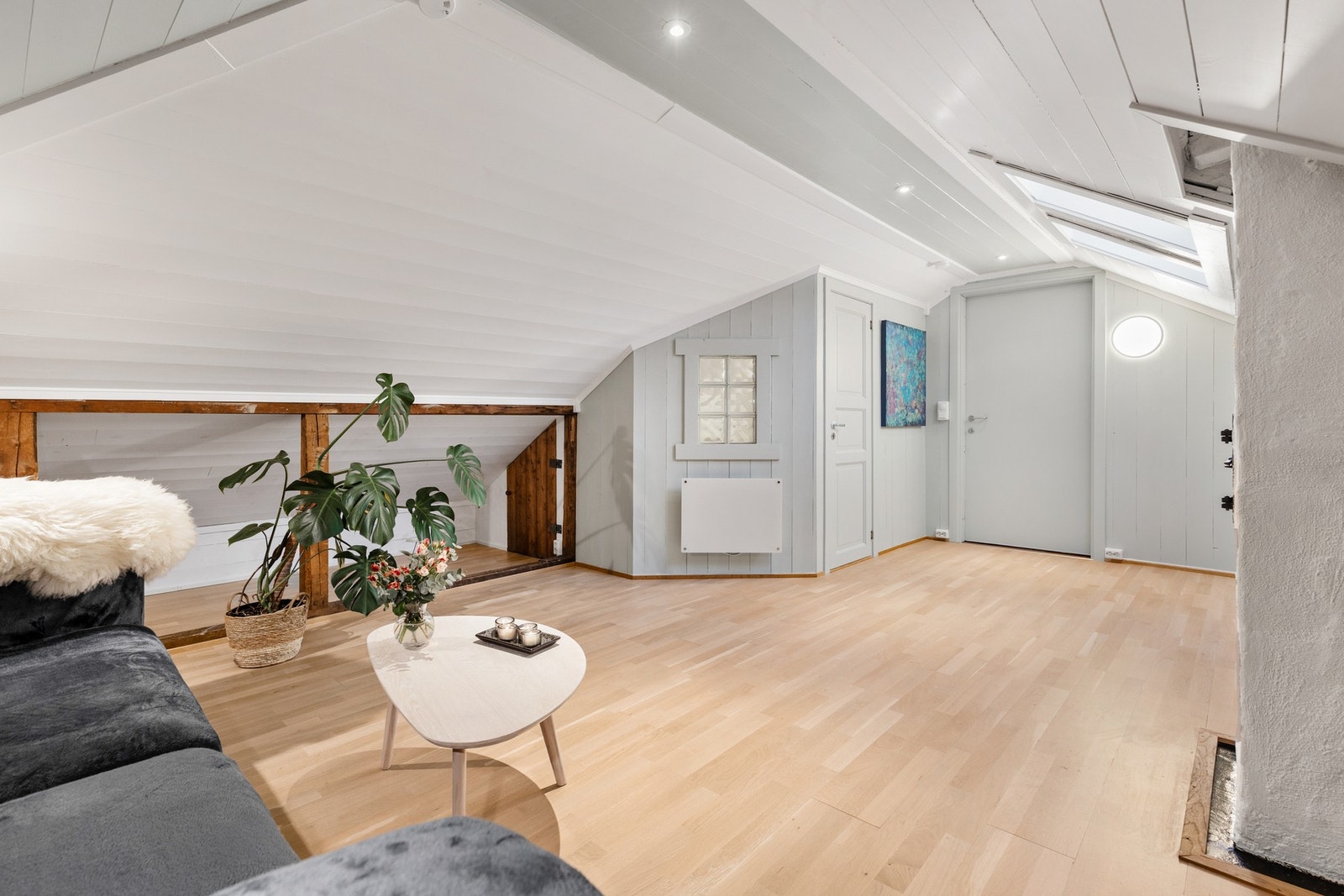 Rommet har laminat på gulv og panel på vegger og i himling Galleribilde