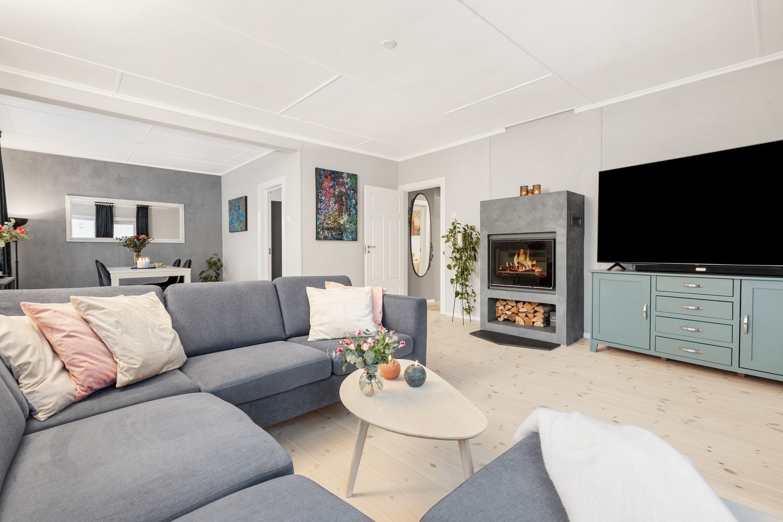 Rommet varmes effektivt opp av en moderne peisovn og varmepumpe fra 2019, som også gir god kjøling på varme dager Galleribilde