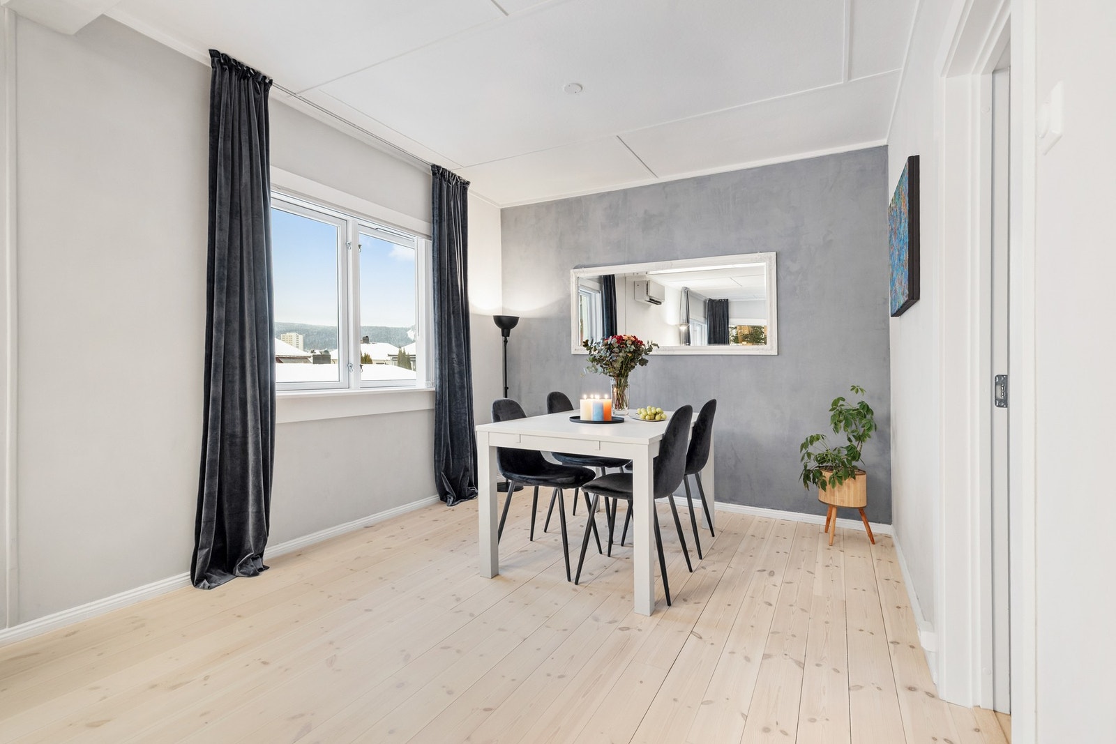 Spisestuen er praktisk plassert i forbindelse med kjøkkenet Galleribilde