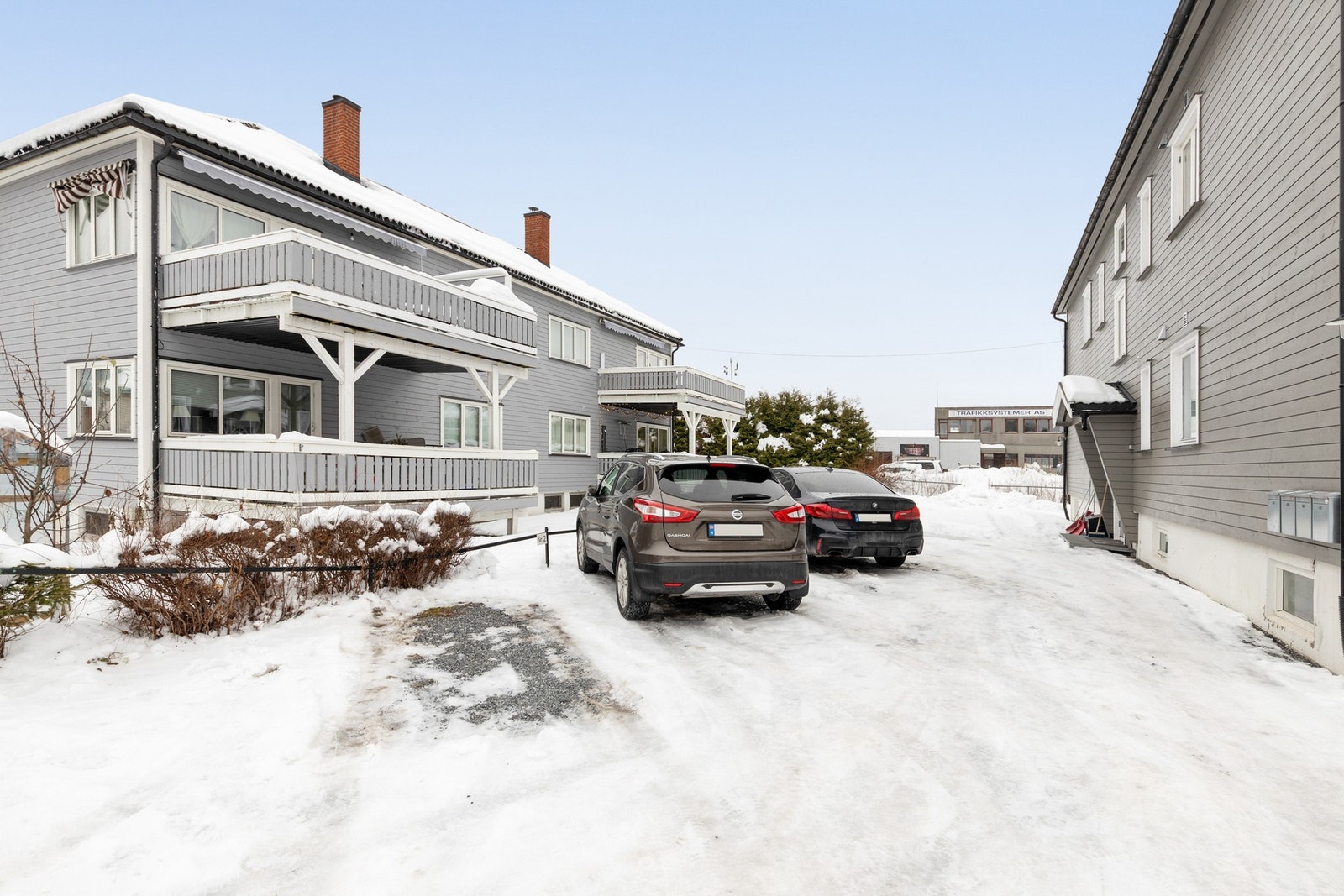 Boligen ligger i en etablert og rolig gate med nærhet til "alt" en trenger i hverdagen Galleribilde