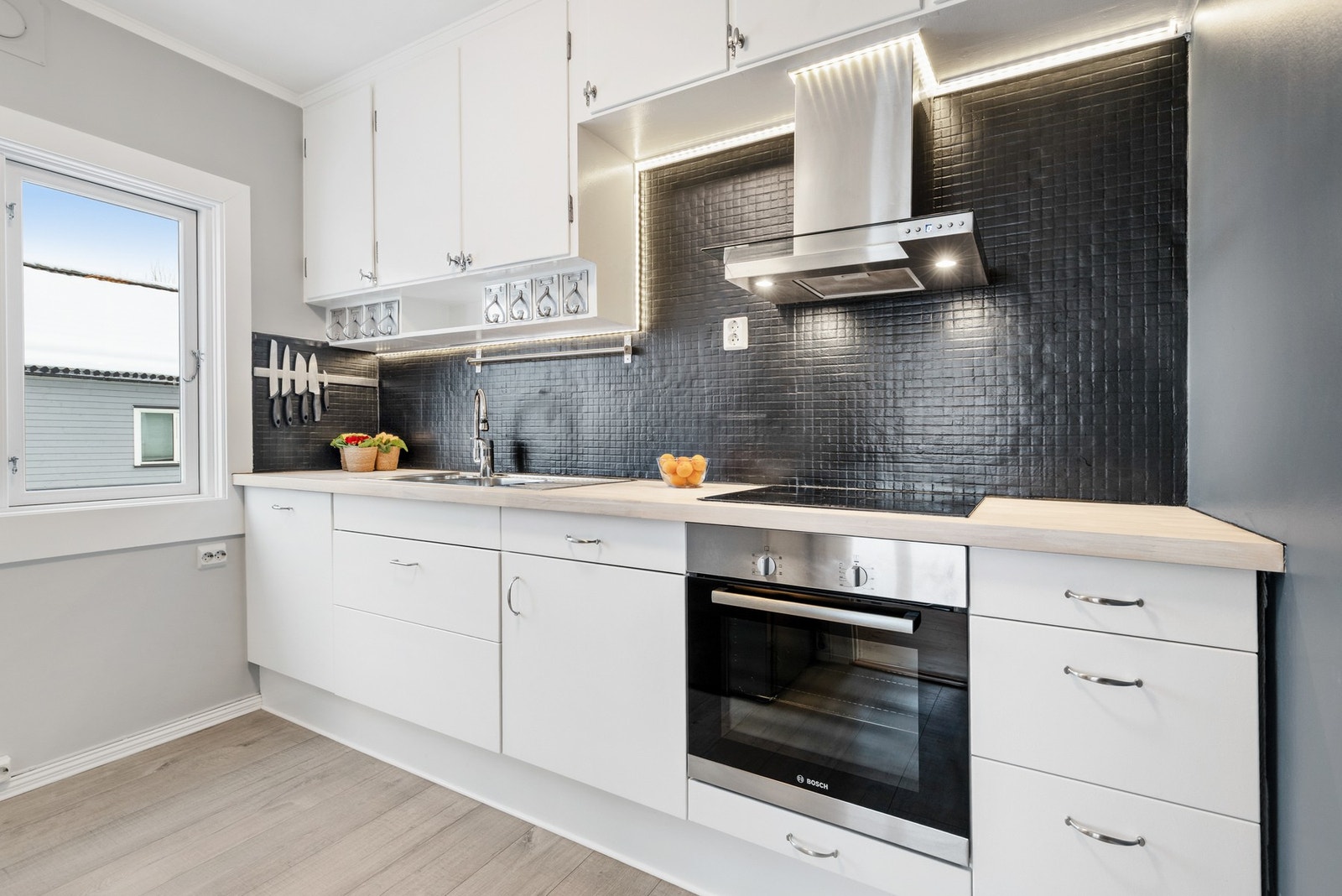 Kjøkkeninnredning med glatte fronter og benkeplate av heltre Galleribilde