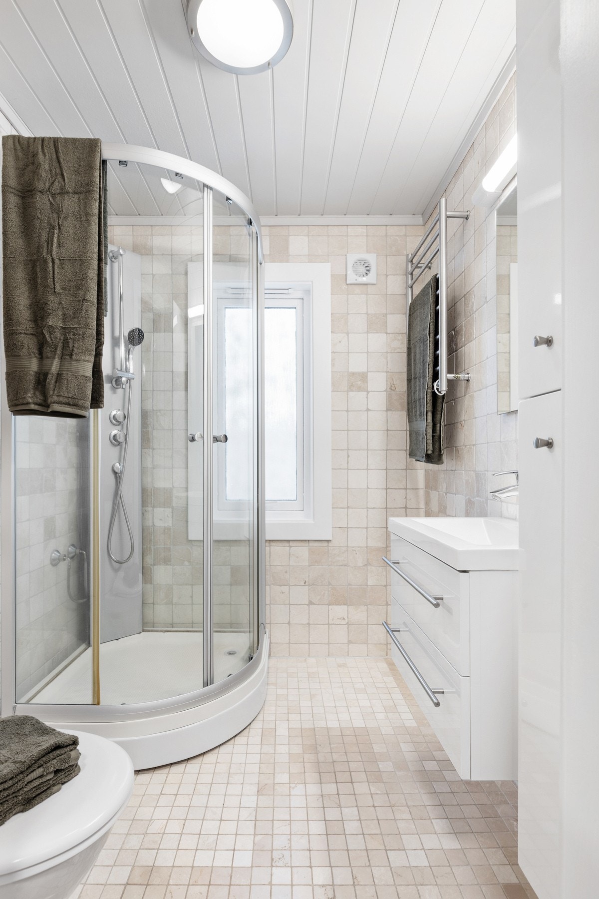 Helfliset bad med elektriske varmekabler i gulv og mdf-panel i himling Galleribilde