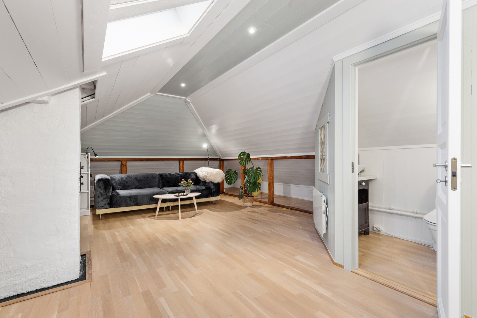 Seksjonen disponerer ett innredet rom og toalettrom på loft, samt to boder i kjeller Galleribilde