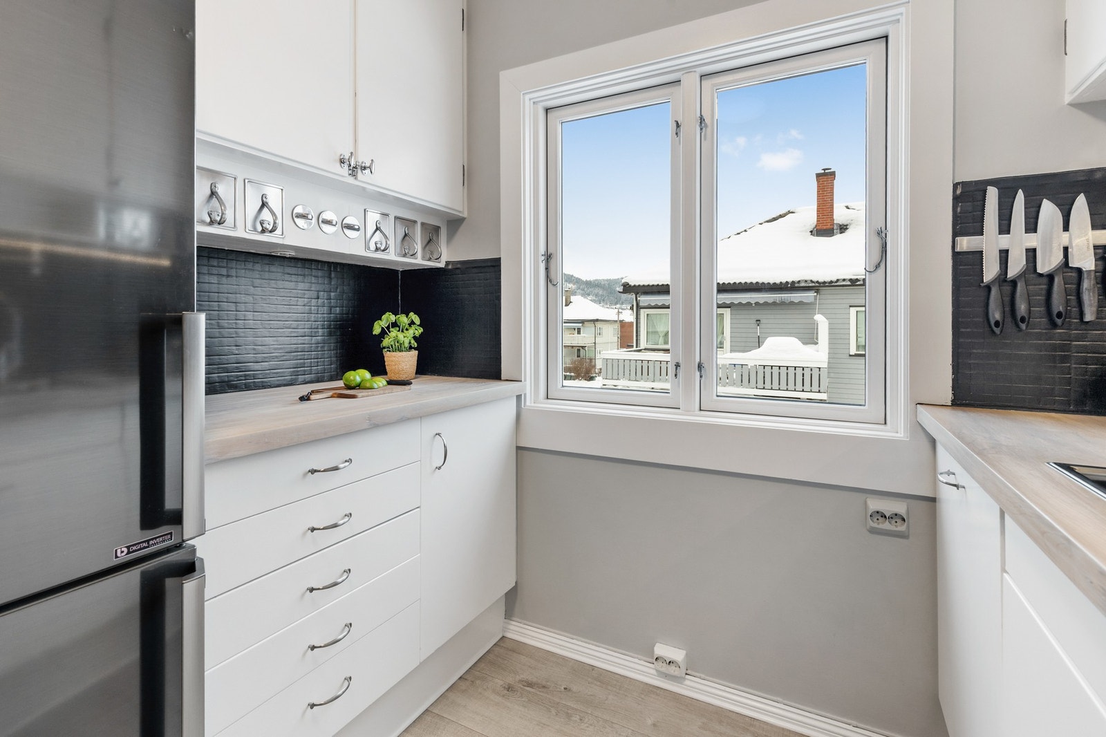 Det er også installert kjøkkenventilator med avtrekk ut Galleribilde