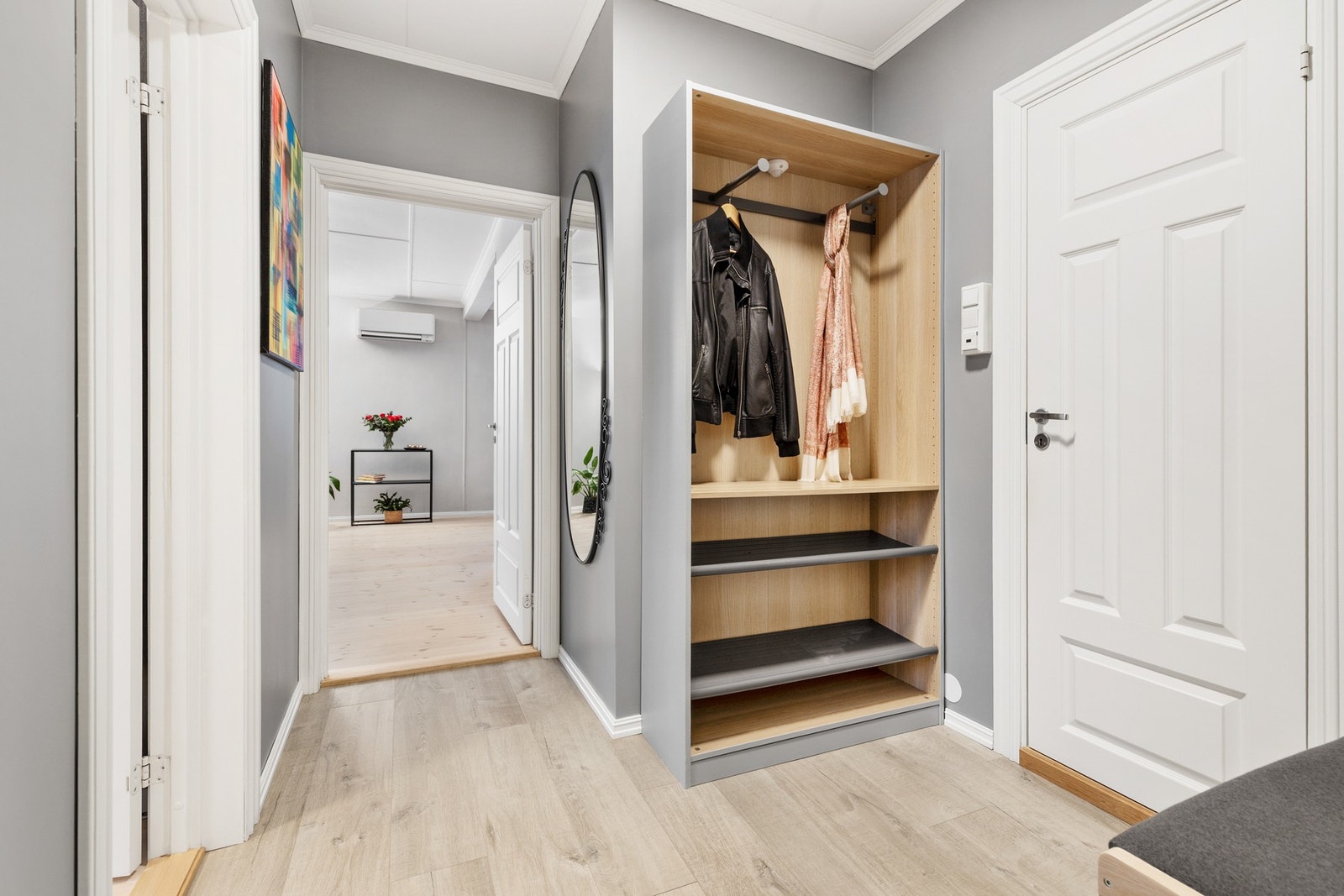 Hyggelig entré med laminatgulv og plass til oppheng av yttertøy og sko i garderobeløsning Galleribilde