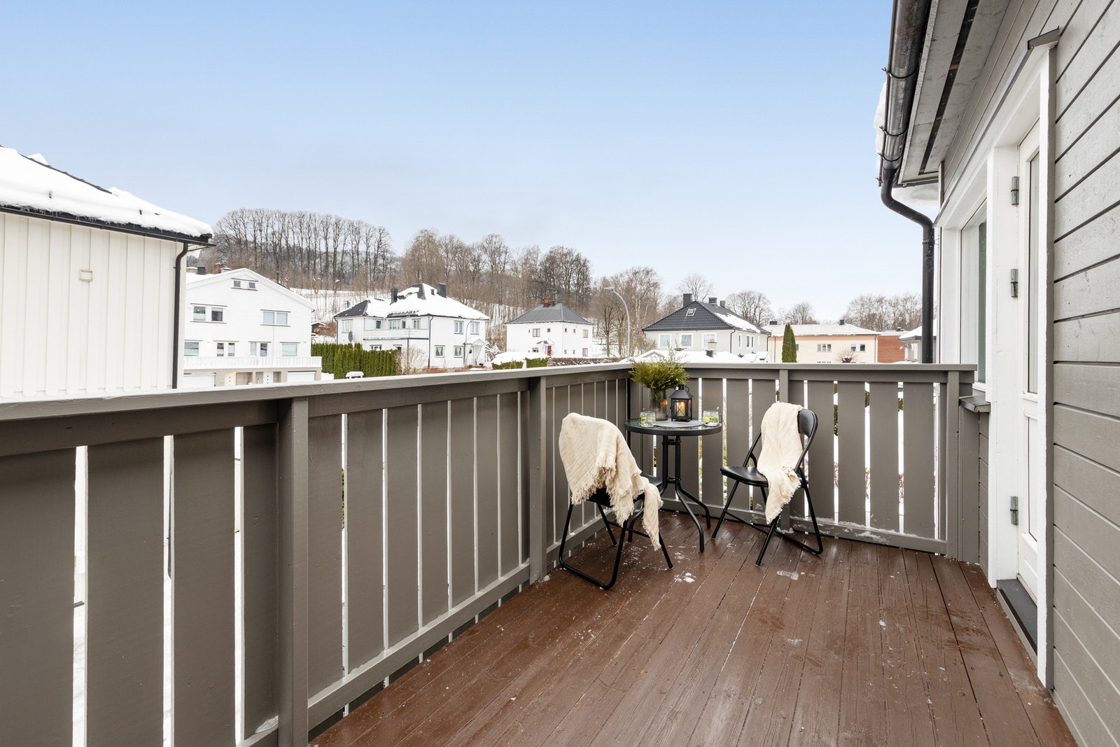 Fra stuen er det utgang til sydvendt terrasse på ca. 7 kvm Galleribilde