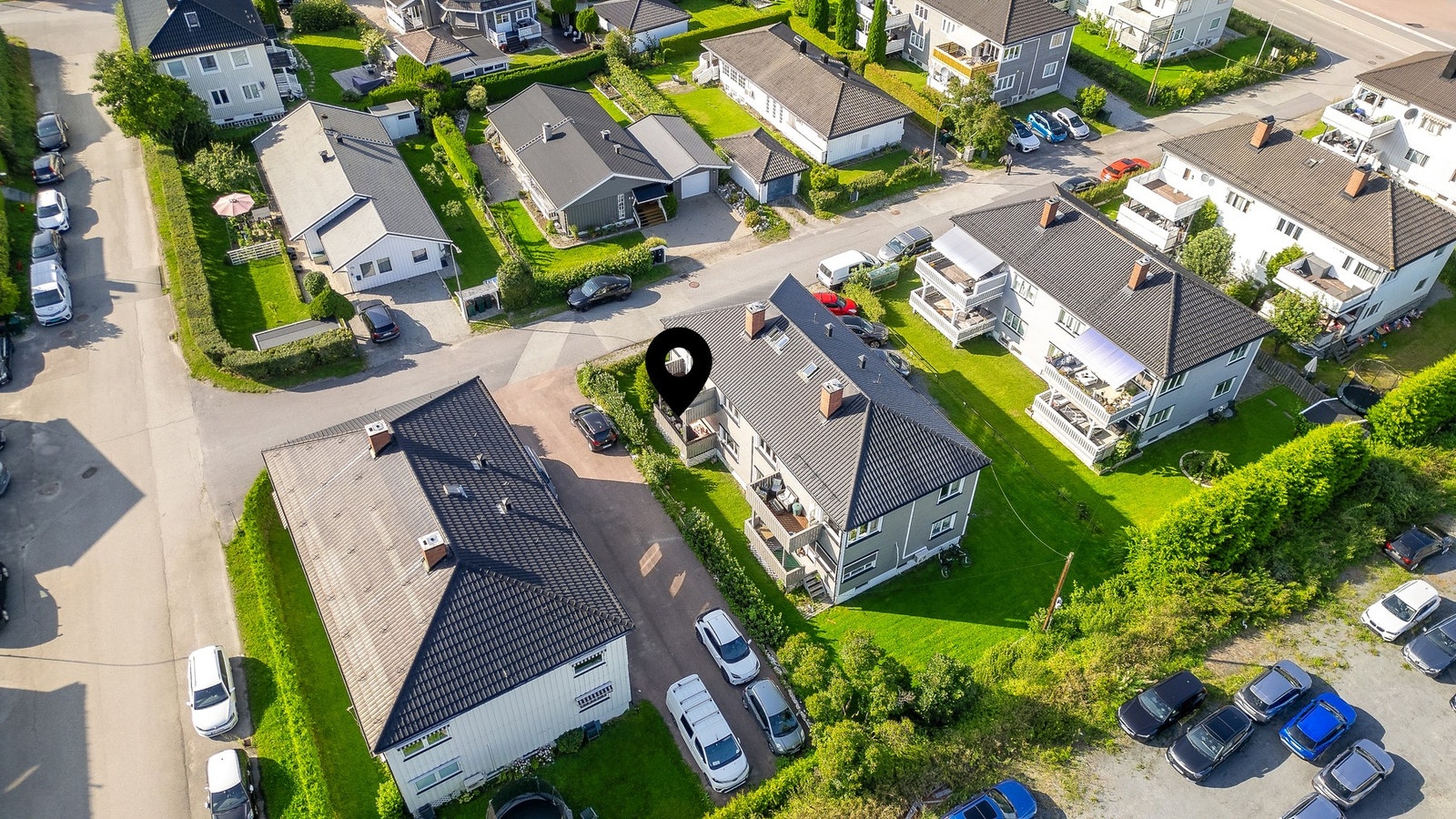 Sameiet har en grønn og frodig felles hage Galleribilde