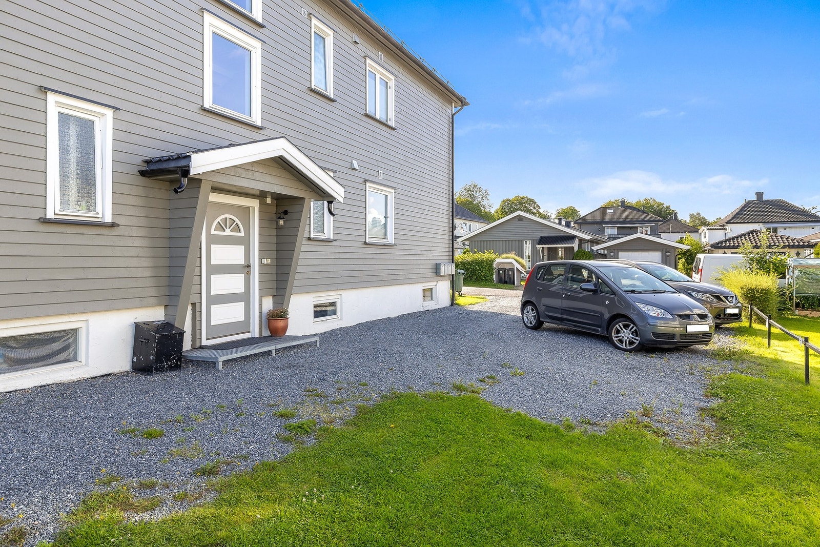 Hver seksjon har rett på en biloppstillingsplass utenfor huset Galleribilde